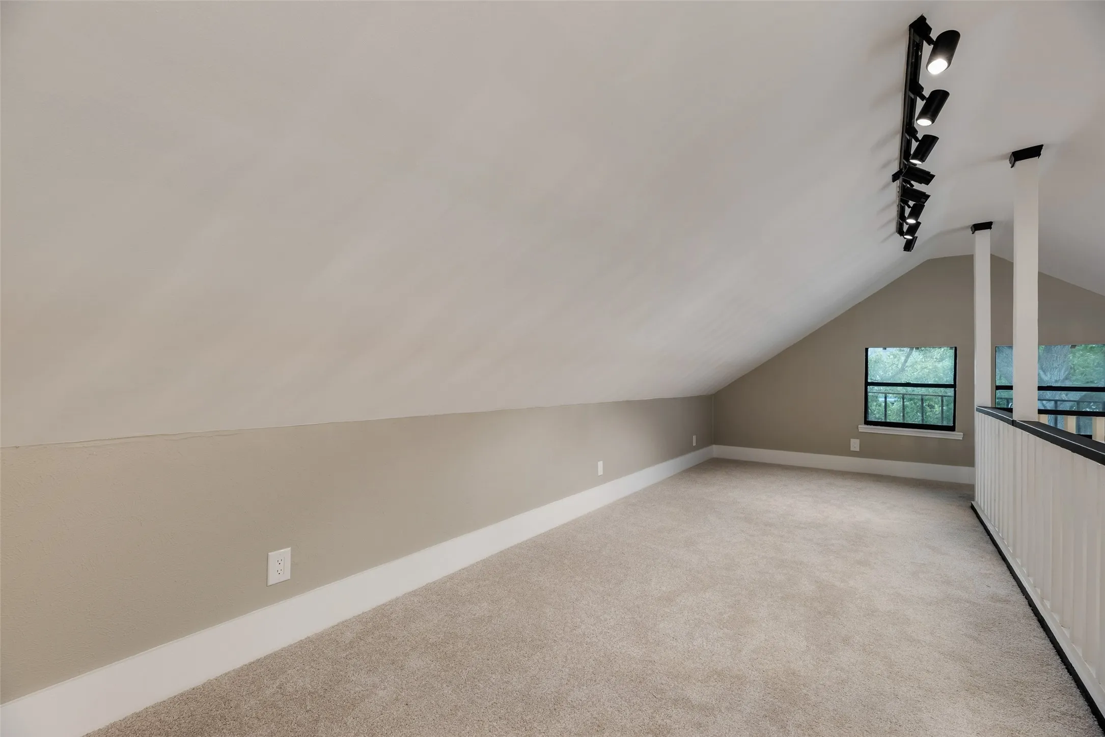 Single Family Residence For Sale in Dallas County , 924 N Winnetka Avenue, Dallas, Texas 75208, 3 Bedroom, 2 Bathroom, 1 Garage spaces, 1,484 Sqft, built in 1921, mls#21386449, Real Estate Agent in Dallas, Homes For Sale in Dallas county, Homes For Sale in Dallas, Realtor in Dallas Texas, Real Estate Brokerage Independent Realty Texas, Luminita Cordes Realtor