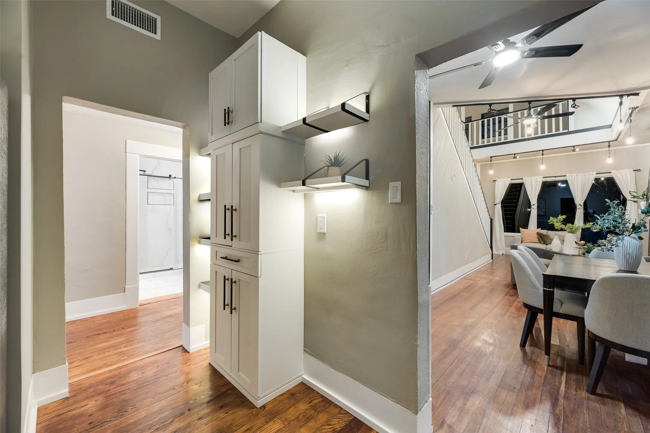 Single Family Residence For Sale in Dallas County , 924 N Winnetka Avenue, Dallas, Texas 75208, 3 Bedroom, 2 Bathroom, 1 Garage spaces, 1,484 Sqft, built in 1921, mls#21386449, Real Estate Agent in Dallas, Homes For Sale in Dallas county, Homes For Sale in Dallas, Realtor in Dallas Texas, Real Estate Brokerage Independent Realty Texas, Luminita Cordes Realtor