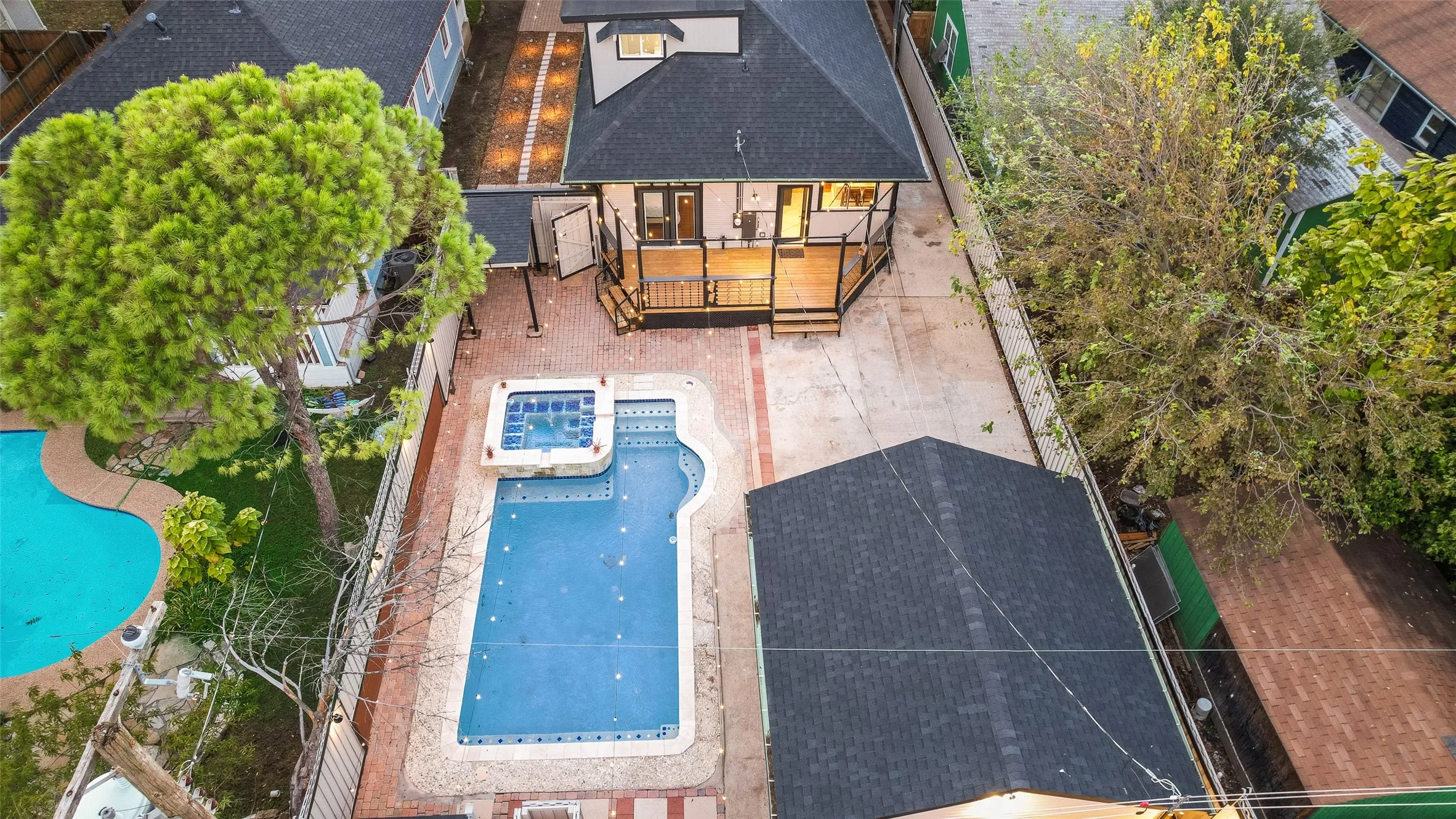 Single Family Residence For Sale in Dallas County , 924 N Winnetka Avenue, Dallas, Texas 75208, 3 Bedroom, 2 Bathroom, 1 Garage spaces, 1,484 Sqft, built in 1921, mls#21386449, Real Estate Agent in Dallas, Homes For Sale in Dallas county, Homes For Sale in Dallas, Realtor in Dallas Texas, Real Estate Brokerage Independent Realty Texas, Luminita Cordes Realtor
