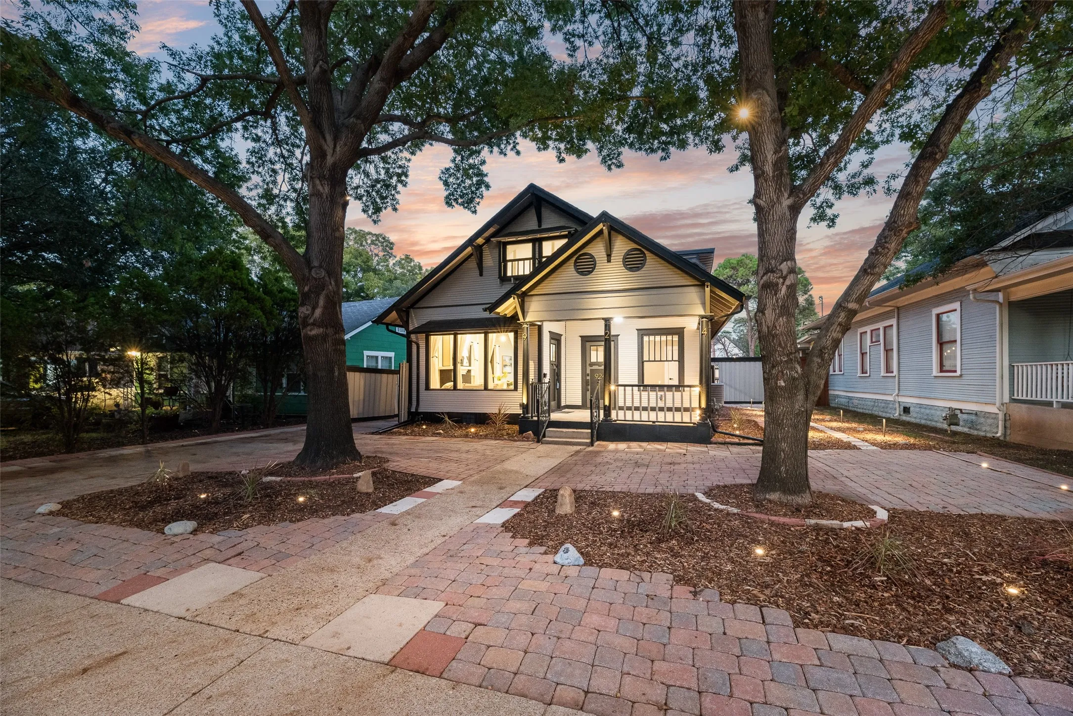 Single Family Residence For Sale in Dallas County , 924 N Winnetka Avenue, Dallas, Texas 75208, 3 Bedroom, 2 Bathroom, 1 Garage spaces, 1,484 Sqft, built in 1921, mls#21386449, Real Estate Agent in Dallas, Homes For Sale in Dallas county, Homes For Sale in Dallas, Realtor in Dallas Texas, Real Estate Brokerage Independent Realty Texas, Luminita Cordes Realtor
