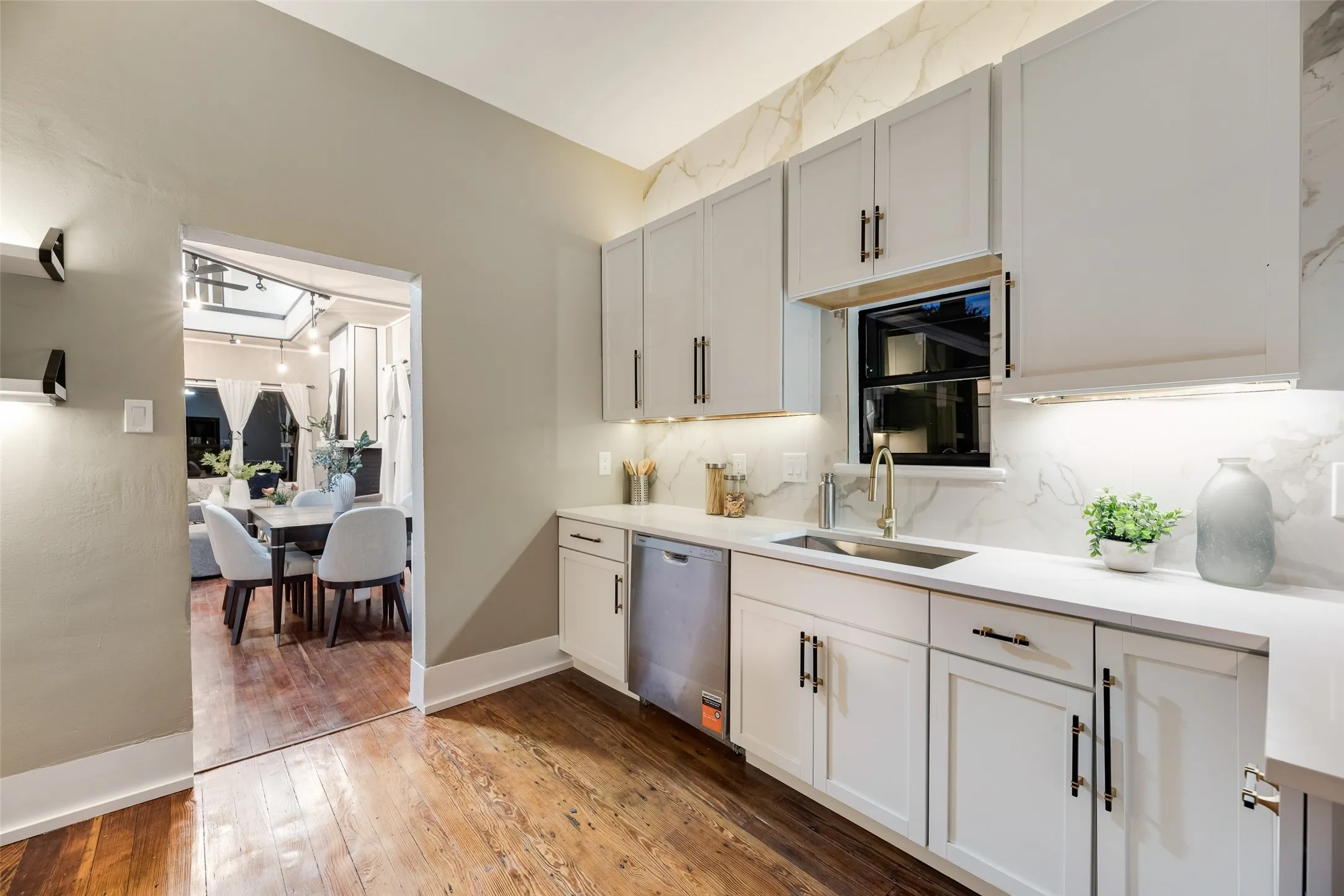 Single Family Residence For Sale in Dallas County , 924 N Winnetka Avenue, Dallas, Texas 75208, 3 Bedroom, 2 Bathroom, 1 Garage spaces, 1,484 Sqft, built in 1921, mls#21386449, Real Estate Agent in Dallas, Homes For Sale in Dallas county, Homes For Sale in Dallas, Realtor in Dallas Texas, Real Estate Brokerage Independent Realty Texas, Luminita Cordes Realtor