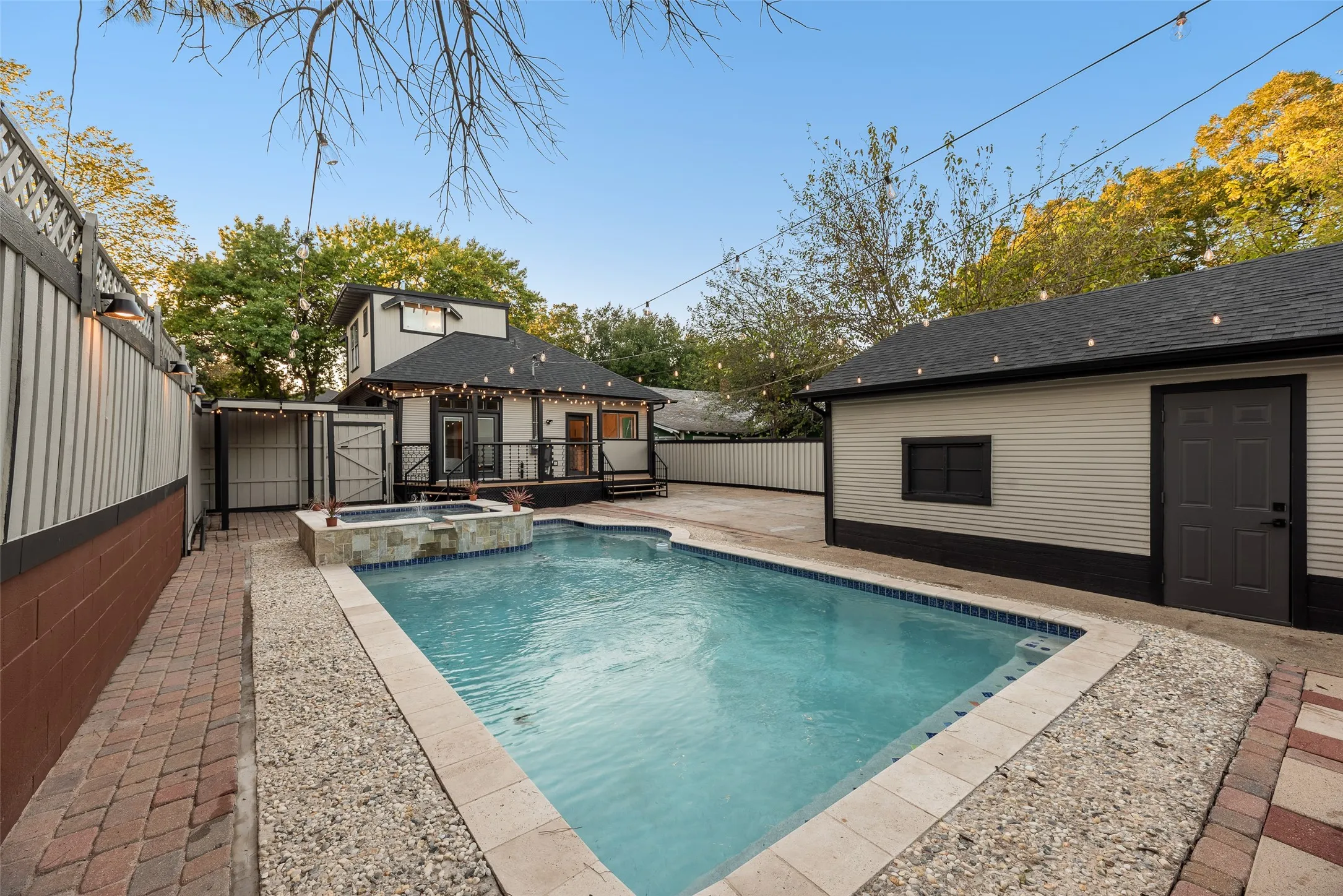 Single Family Residence For Sale in Dallas County , 924 N Winnetka Avenue, Dallas, Texas 75208, 3 Bedroom, 2 Bathroom, 1 Garage spaces, 1,484 Sqft, built in 1921, mls#21386449, Real Estate Agent in Dallas, Homes For Sale in Dallas county, Homes For Sale in Dallas, Realtor in Dallas Texas, Real Estate Brokerage Independent Realty Texas, Luminita Cordes Realtor