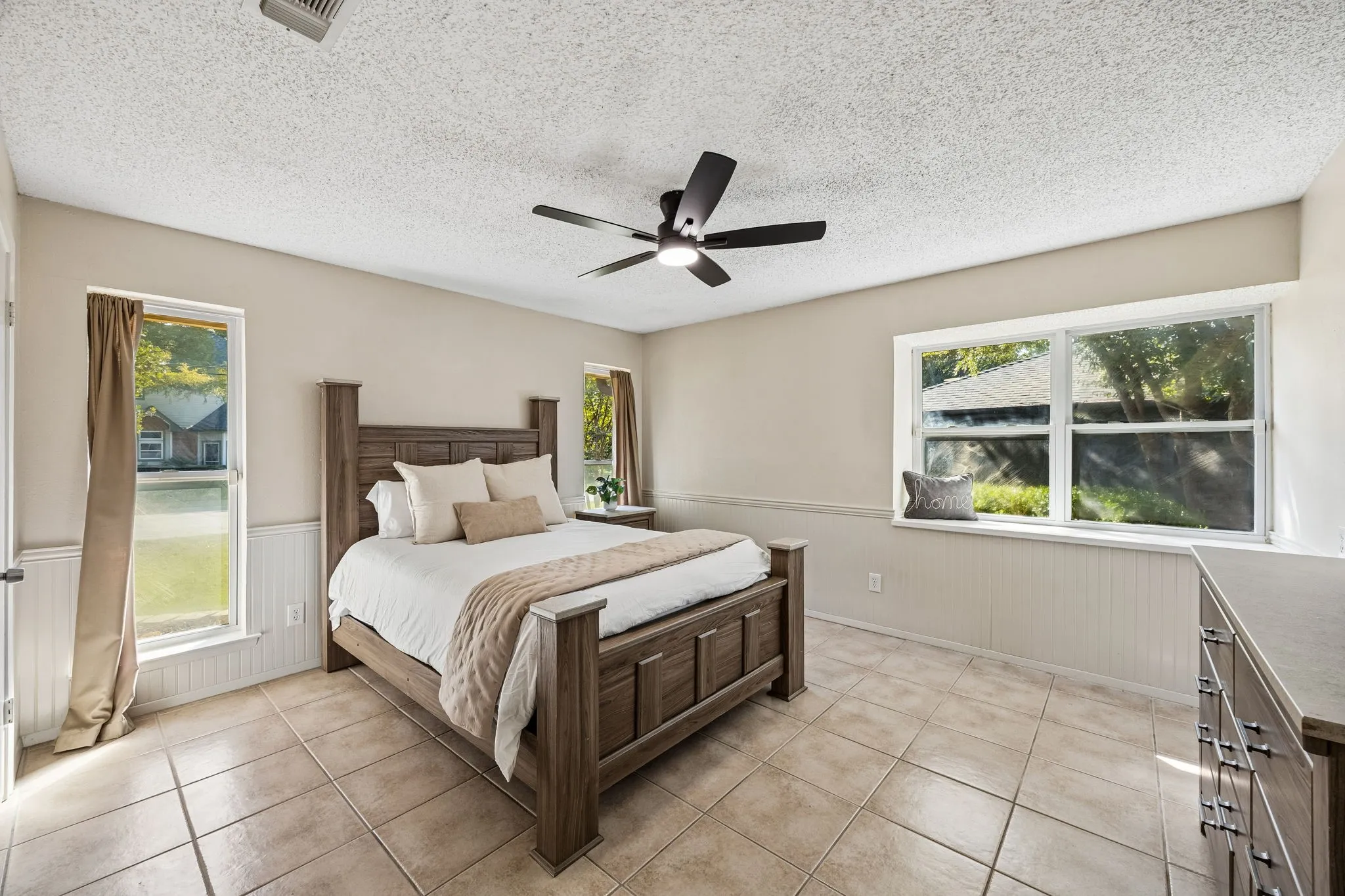 Single Family Residence For Sale in Tarrant County , 1501 Schumac Lane, Bedford, Texas 76022, 3 Bedroom, 3 Bathroom, 2 Garage spaces, 2,216 Sqft, built in 1979, mls#21407490, Real Estate Agent in Bedford, Homes For Sale in Tarrant county, Homes For Sale in Bedford, Realtor in Bedford Texas, Real Estate Brokerage Independent Realty Texas, Luminita Cordes Realtor