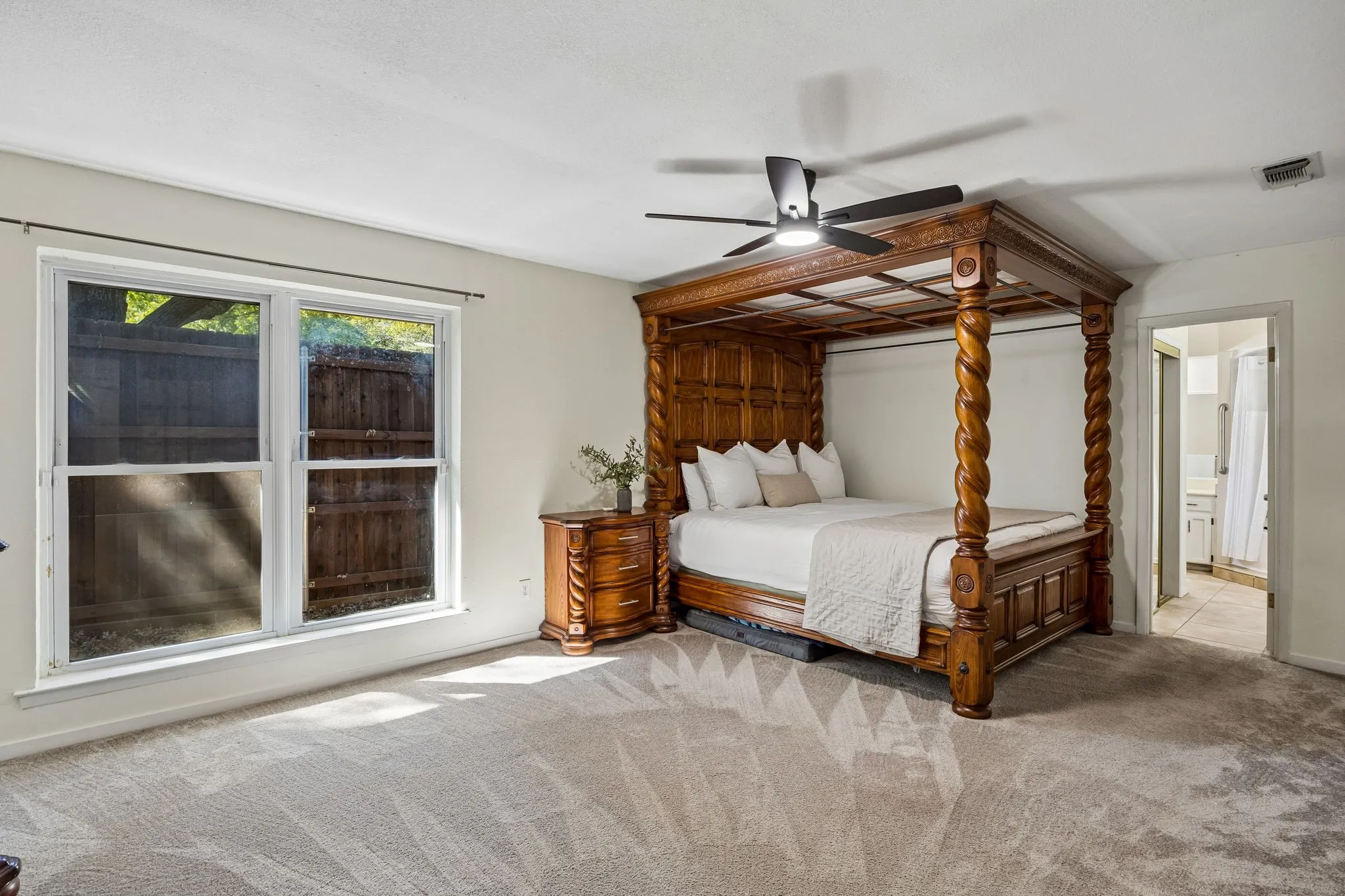 Single Family Residence For Sale in Tarrant County , 1501 Schumac Lane, Bedford, Texas 76022, 3 Bedroom, 3 Bathroom, 2 Garage spaces, 2,216 Sqft, built in 1979, mls#21407490, Real Estate Agent in Bedford, Homes For Sale in Tarrant county, Homes For Sale in Bedford, Realtor in Bedford Texas, Real Estate Brokerage Independent Realty Texas, Luminita Cordes Realtor