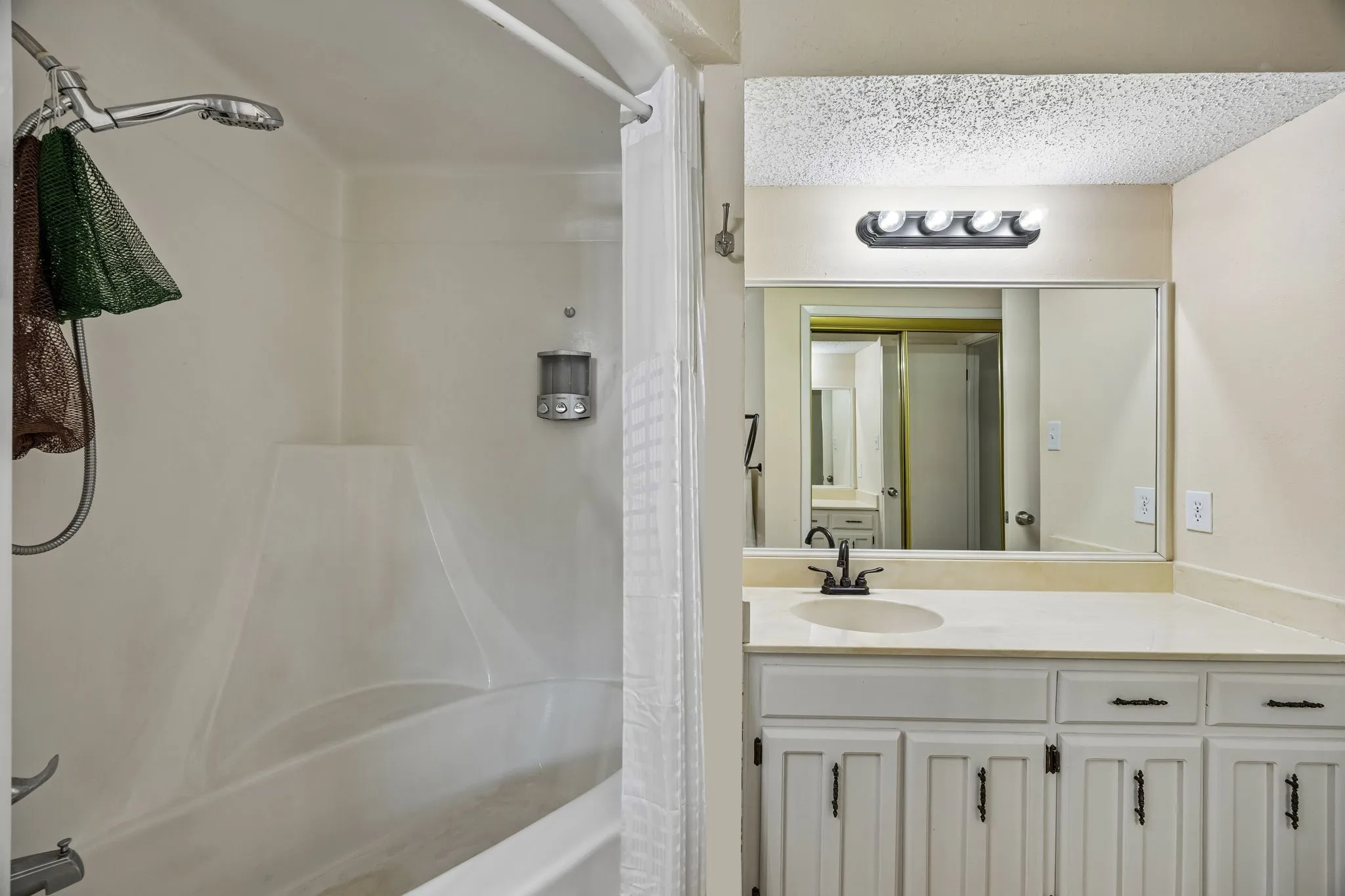 Single Family Residence For Sale in Tarrant County , 1501 Schumac Lane, Bedford, Texas 76022, 3 Bedroom, 3 Bathroom, 2 Garage spaces, 2,216 Sqft, built in 1979, mls#21407490, Real Estate Agent in Bedford, Homes For Sale in Tarrant county, Homes For Sale in Bedford, Realtor in Bedford Texas, Real Estate Brokerage Independent Realty Texas, Luminita Cordes Realtor