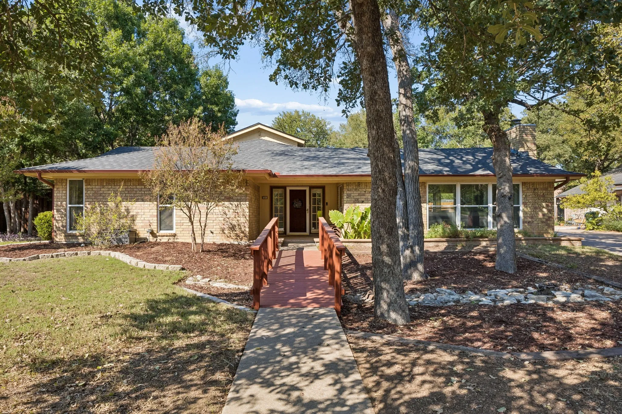 Single Family Residence For Sale in Tarrant County , 1501 Schumac Lane, Bedford, Texas 76022, 3 Bedroom, 3 Bathroom, 2 Garage spaces, 2,216 Sqft, built in 1979, mls#21407490, Real Estate Agent in Bedford, Homes For Sale in Tarrant county, Homes For Sale in Bedford, Realtor in Bedford Texas, Real Estate Brokerage Independent Realty Texas, Luminita Cordes Realtor