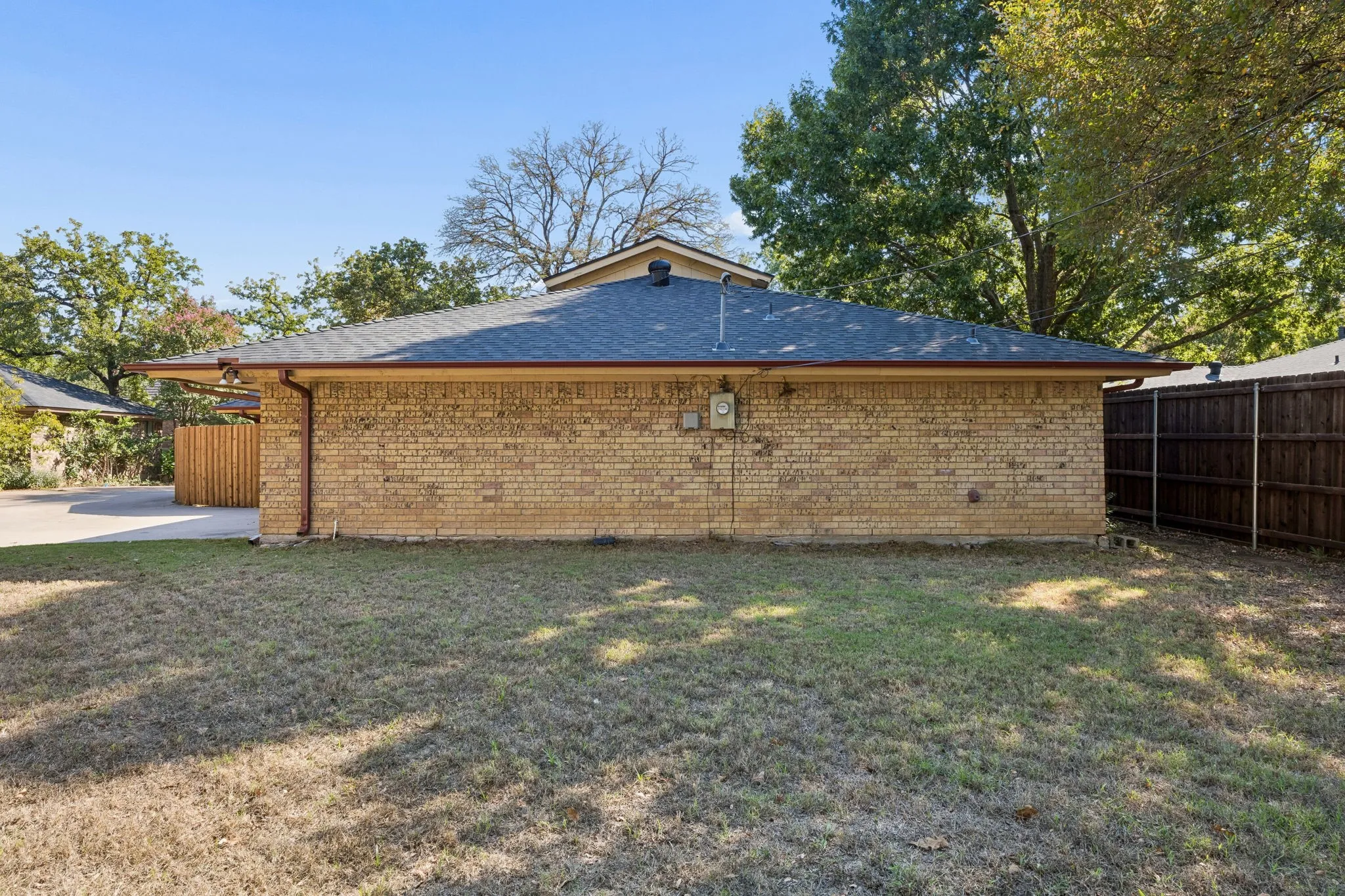 Single Family Residence For Sale in Tarrant County , 1501 Schumac Lane, Bedford, Texas 76022, 3 Bedroom, 3 Bathroom, 2 Garage spaces, 2,216 Sqft, built in 1979, mls#21407490, Real Estate Agent in Bedford, Homes For Sale in Tarrant county, Homes For Sale in Bedford, Realtor in Bedford Texas, Real Estate Brokerage Independent Realty Texas, Luminita Cordes Realtor