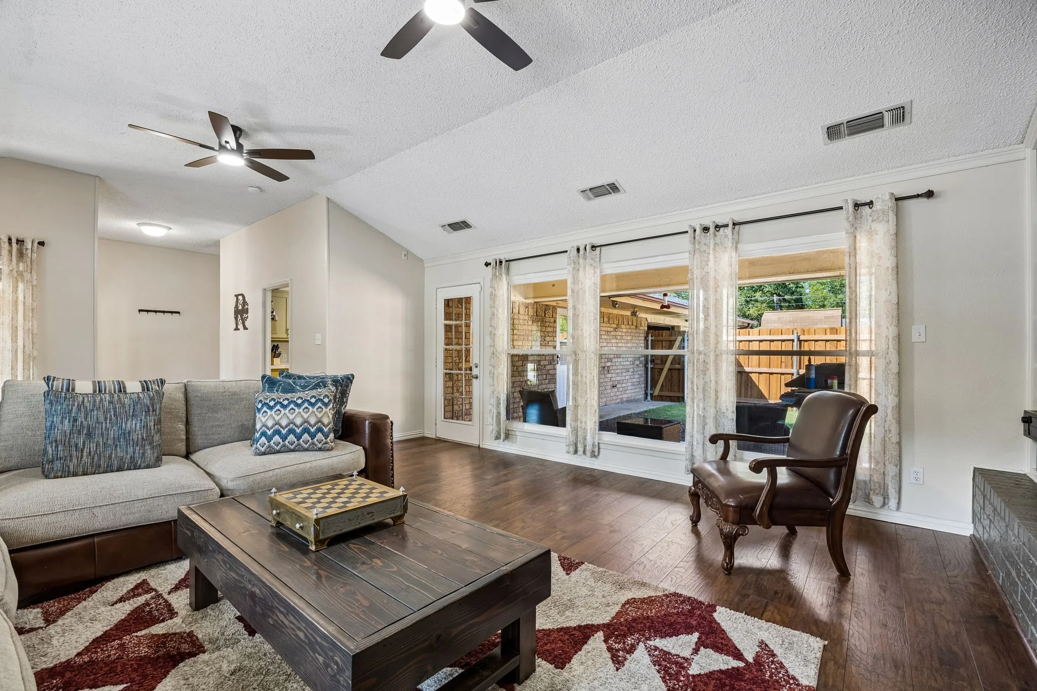 Single Family Residence For Sale in Tarrant County , 1501 Schumac Lane, Bedford, Texas 76022, 3 Bedroom, 3 Bathroom, 2 Garage spaces, 2,216 Sqft, built in 1979, mls#21407490, Real Estate Agent in Bedford, Homes For Sale in Tarrant county, Homes For Sale in Bedford, Realtor in Bedford Texas, Real Estate Brokerage Independent Realty Texas, Luminita Cordes Realtor