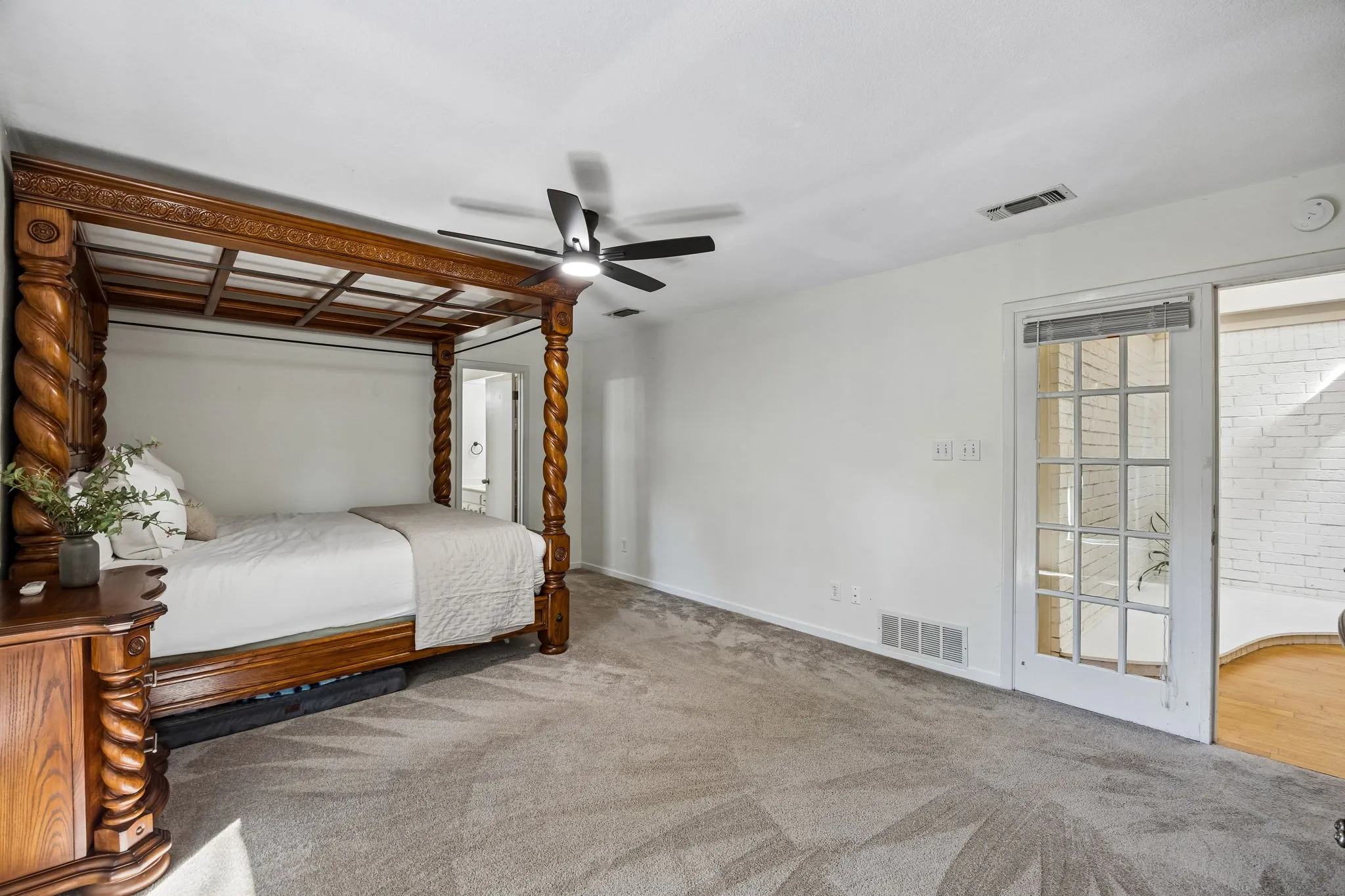 Single Family Residence For Sale in Tarrant County , 1501 Schumac Lane, Bedford, Texas 76022, 3 Bedroom, 3 Bathroom, 2 Garage spaces, 2,216 Sqft, built in 1979, mls#21407490, Real Estate Agent in Bedford, Homes For Sale in Tarrant county, Homes For Sale in Bedford, Realtor in Bedford Texas, Real Estate Brokerage Independent Realty Texas, Luminita Cordes Realtor