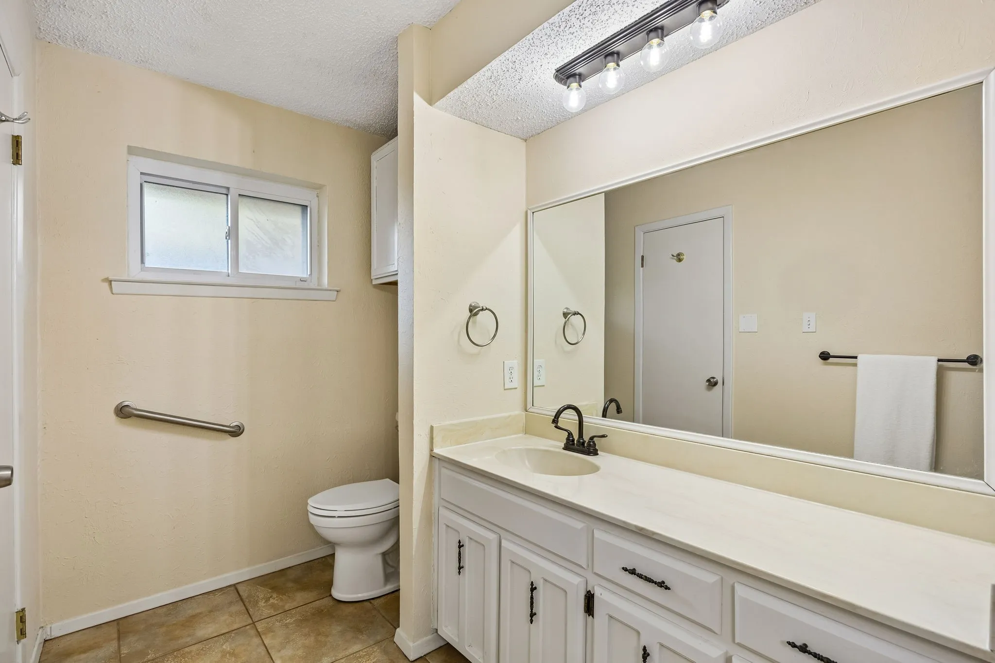 Single Family Residence For Sale in Tarrant County , 1501 Schumac Lane, Bedford, Texas 76022, 3 Bedroom, 3 Bathroom, 2 Garage spaces, 2,216 Sqft, built in 1979, mls#21407490, Real Estate Agent in Bedford, Homes For Sale in Tarrant county, Homes For Sale in Bedford, Realtor in Bedford Texas, Real Estate Brokerage Independent Realty Texas, Luminita Cordes Realtor