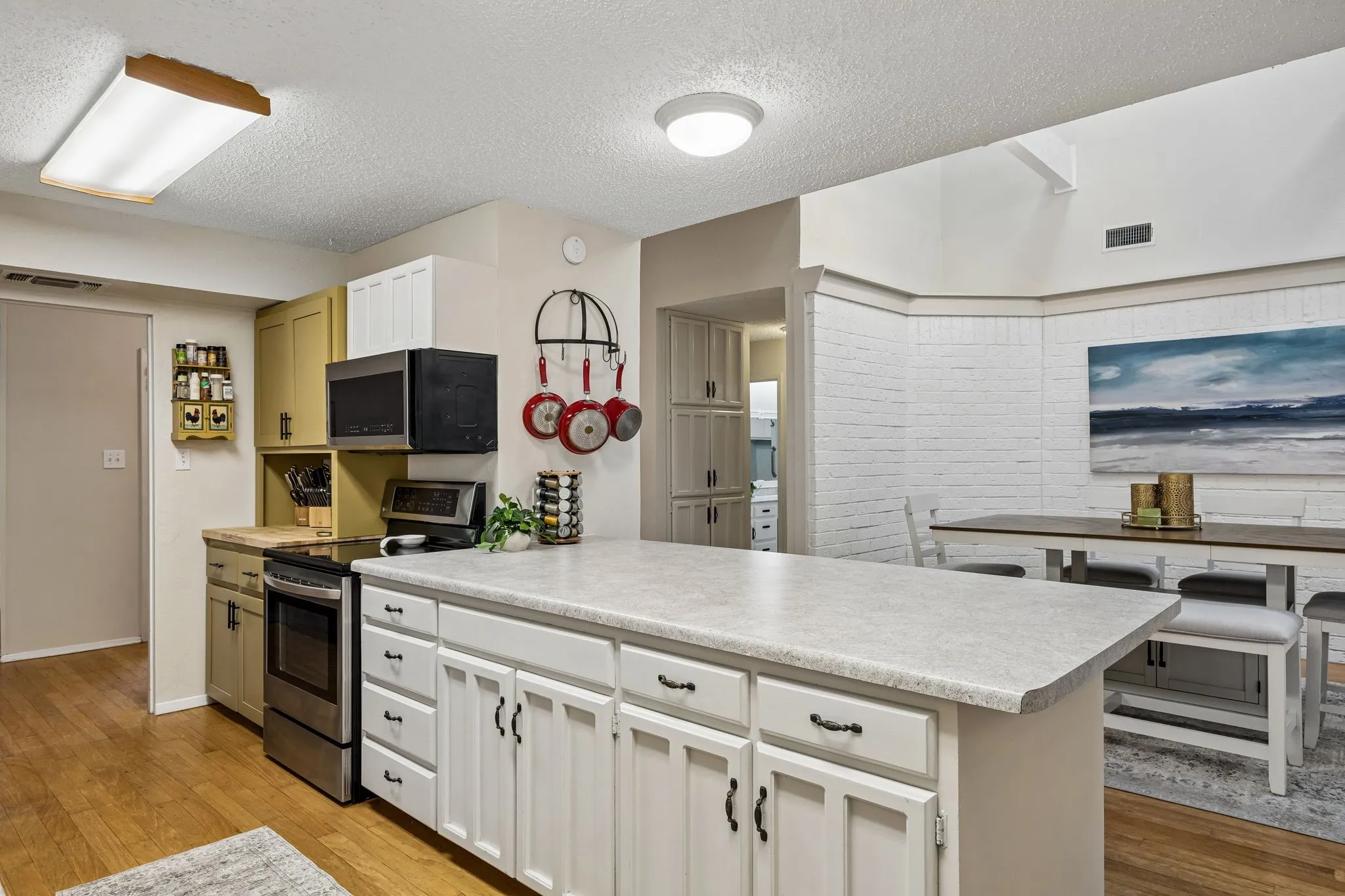 Single Family Residence For Sale in Tarrant County , 1501 Schumac Lane, Bedford, Texas 76022, 3 Bedroom, 3 Bathroom, 2 Garage spaces, 2,216 Sqft, built in 1979, mls#21407490, Real Estate Agent in Bedford, Homes For Sale in Tarrant county, Homes For Sale in Bedford, Realtor in Bedford Texas, Real Estate Brokerage Independent Realty Texas, Luminita Cordes Realtor