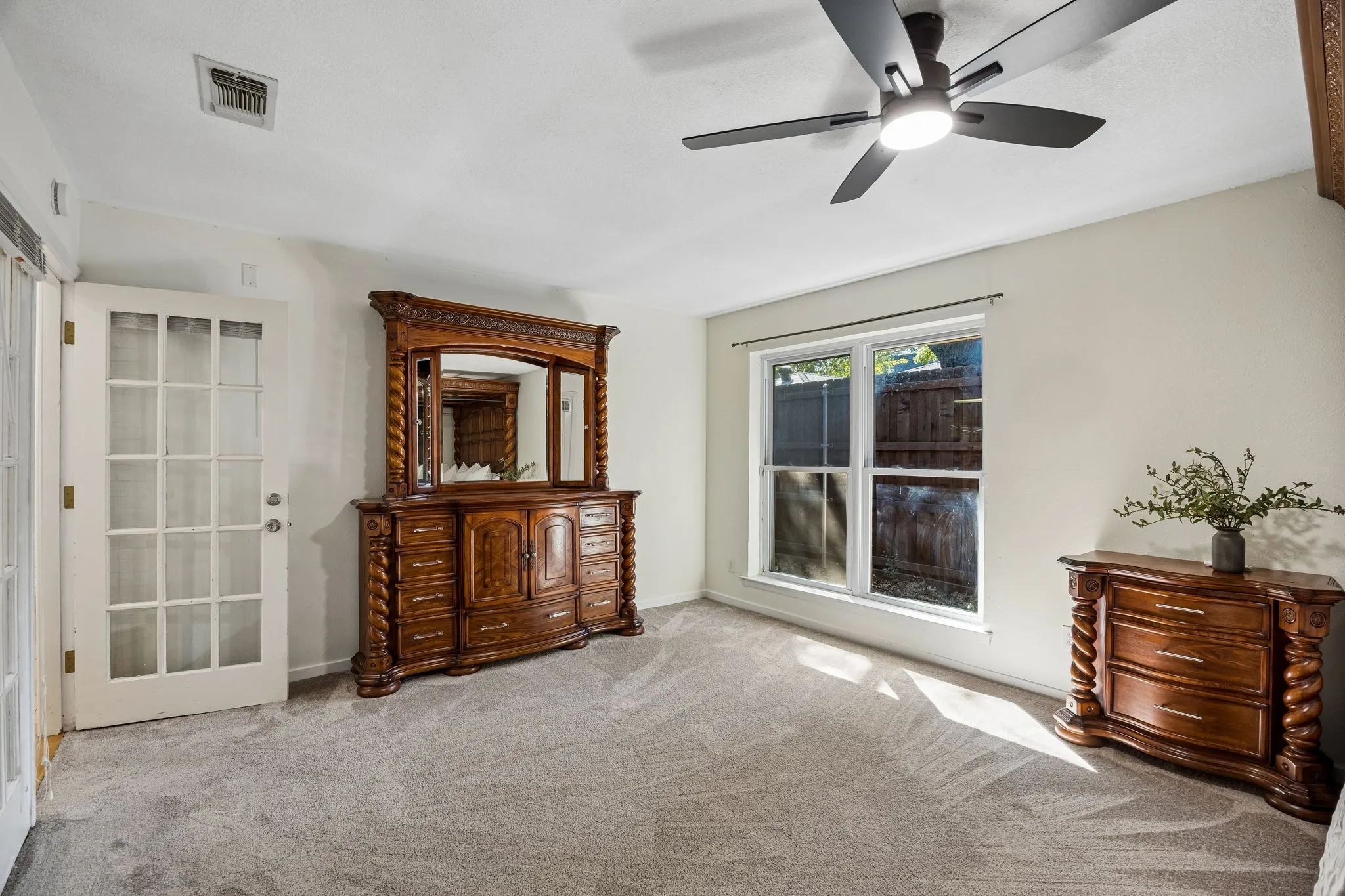 Single Family Residence For Sale in Tarrant County , 1501 Schumac Lane, Bedford, Texas 76022, 3 Bedroom, 3 Bathroom, 2 Garage spaces, 2,216 Sqft, built in 1979, mls#21407490, Real Estate Agent in Bedford, Homes For Sale in Tarrant county, Homes For Sale in Bedford, Realtor in Bedford Texas, Real Estate Brokerage Independent Realty Texas, Luminita Cordes Realtor