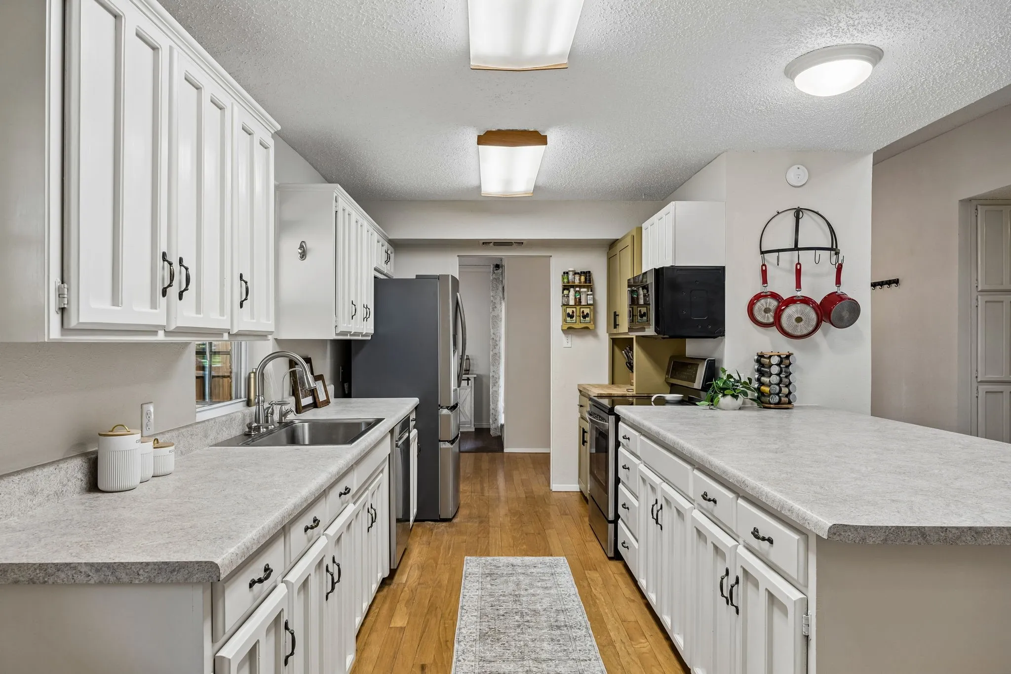 Single Family Residence For Sale in Tarrant County , 1501 Schumac Lane, Bedford, Texas 76022, 3 Bedroom, 3 Bathroom, 2 Garage spaces, 2,216 Sqft, built in 1979, mls#21407490, Real Estate Agent in Bedford, Homes For Sale in Tarrant county, Homes For Sale in Bedford, Realtor in Bedford Texas, Real Estate Brokerage Independent Realty Texas, Luminita Cordes Realtor