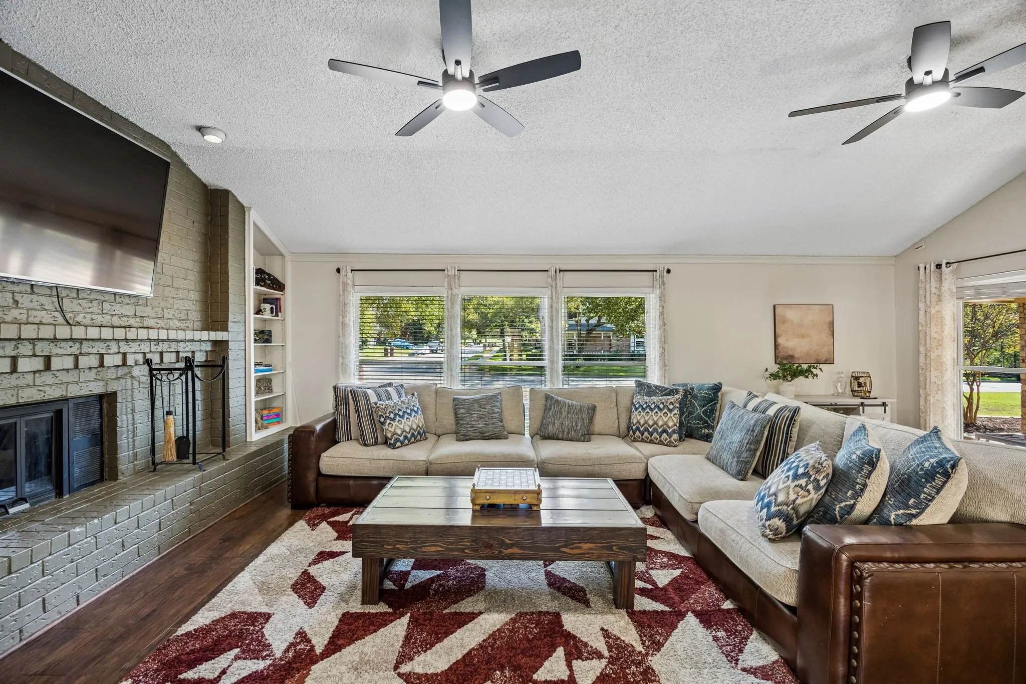 Single Family Residence For Sale in Tarrant County , 1501 Schumac Lane, Bedford, Texas 76022, 3 Bedroom, 3 Bathroom, 2 Garage spaces, 2,216 Sqft, built in 1979, mls#21407490, Real Estate Agent in Bedford, Homes For Sale in Tarrant county, Homes For Sale in Bedford, Realtor in Bedford Texas, Real Estate Brokerage Independent Realty Texas, Luminita Cordes Realtor