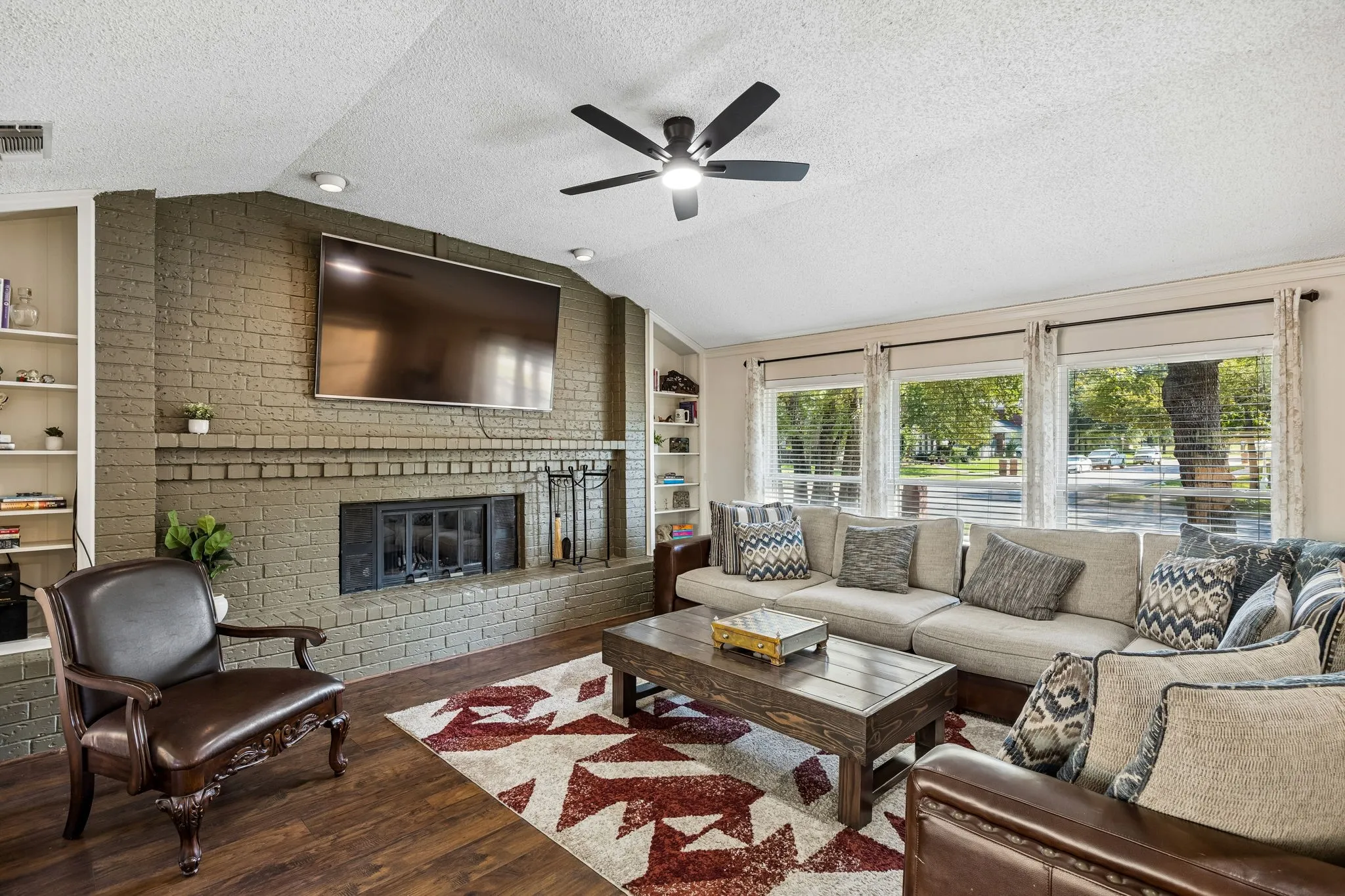 Single Family Residence For Sale in Tarrant County , 1501 Schumac Lane, Bedford, Texas 76022, 3 Bedroom, 3 Bathroom, 2 Garage spaces, 2,216 Sqft, built in 1979, mls#21407490, Real Estate Agent in Bedford, Homes For Sale in Tarrant county, Homes For Sale in Bedford, Realtor in Bedford Texas, Real Estate Brokerage Independent Realty Texas, Luminita Cordes Realtor