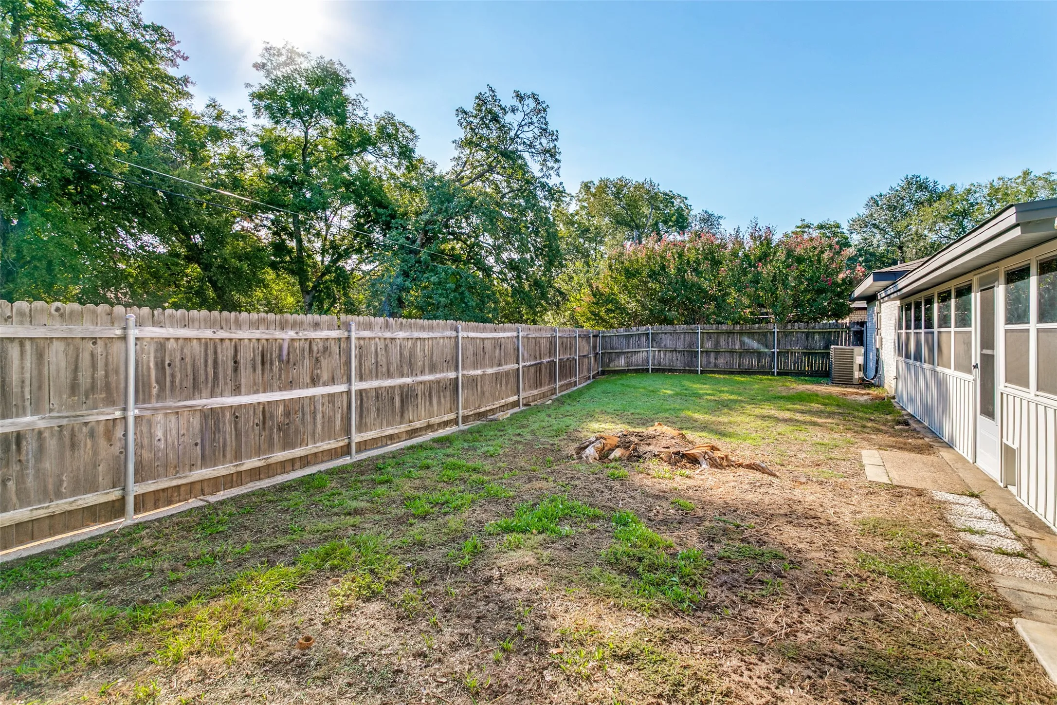 Single Family Residence For Sale in Tarrant County , 1124 Norwood Drive, Hurst, Texas 76053, 3 Bedroom, 2 Bathroom, 2 Garage spaces, 1,546 Sqft, built in 1959, mls#21408075, Real Estate Agent in Hurst, Homes For Sale in Tarrant county, Homes For Sale in Hurst, Realtor in Hurst Texas, Real Estate Brokerage Independent Realty Texas, Luminita Cordes Realtor