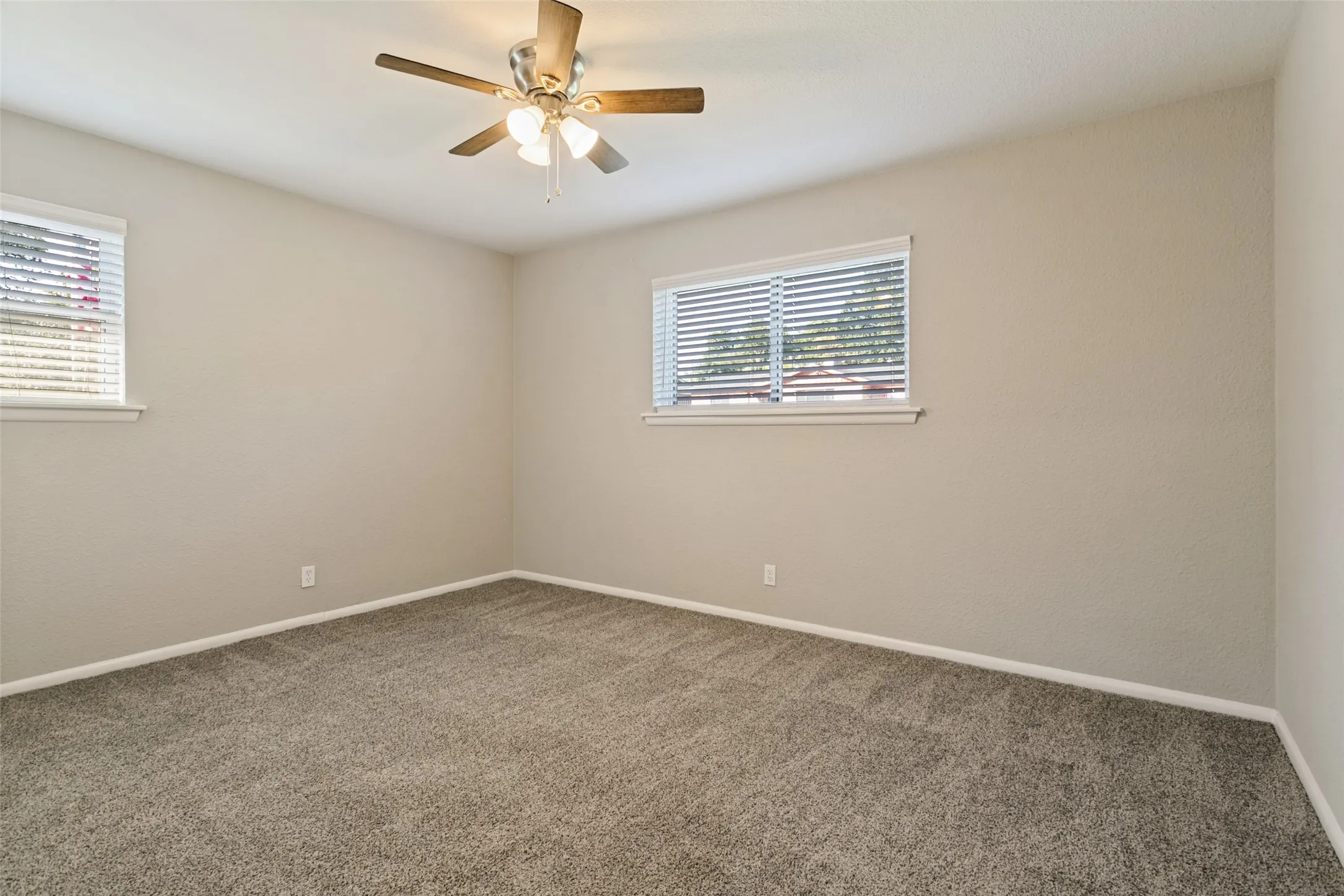 Single Family Residence For Sale in Tarrant County , 1124 Norwood Drive, Hurst, Texas 76053, 3 Bedroom, 2 Bathroom, 2 Garage spaces, 1,546 Sqft, built in 1959, mls#21408075, Real Estate Agent in Hurst, Homes For Sale in Tarrant county, Homes For Sale in Hurst, Realtor in Hurst Texas, Real Estate Brokerage Independent Realty Texas, Luminita Cordes Realtor