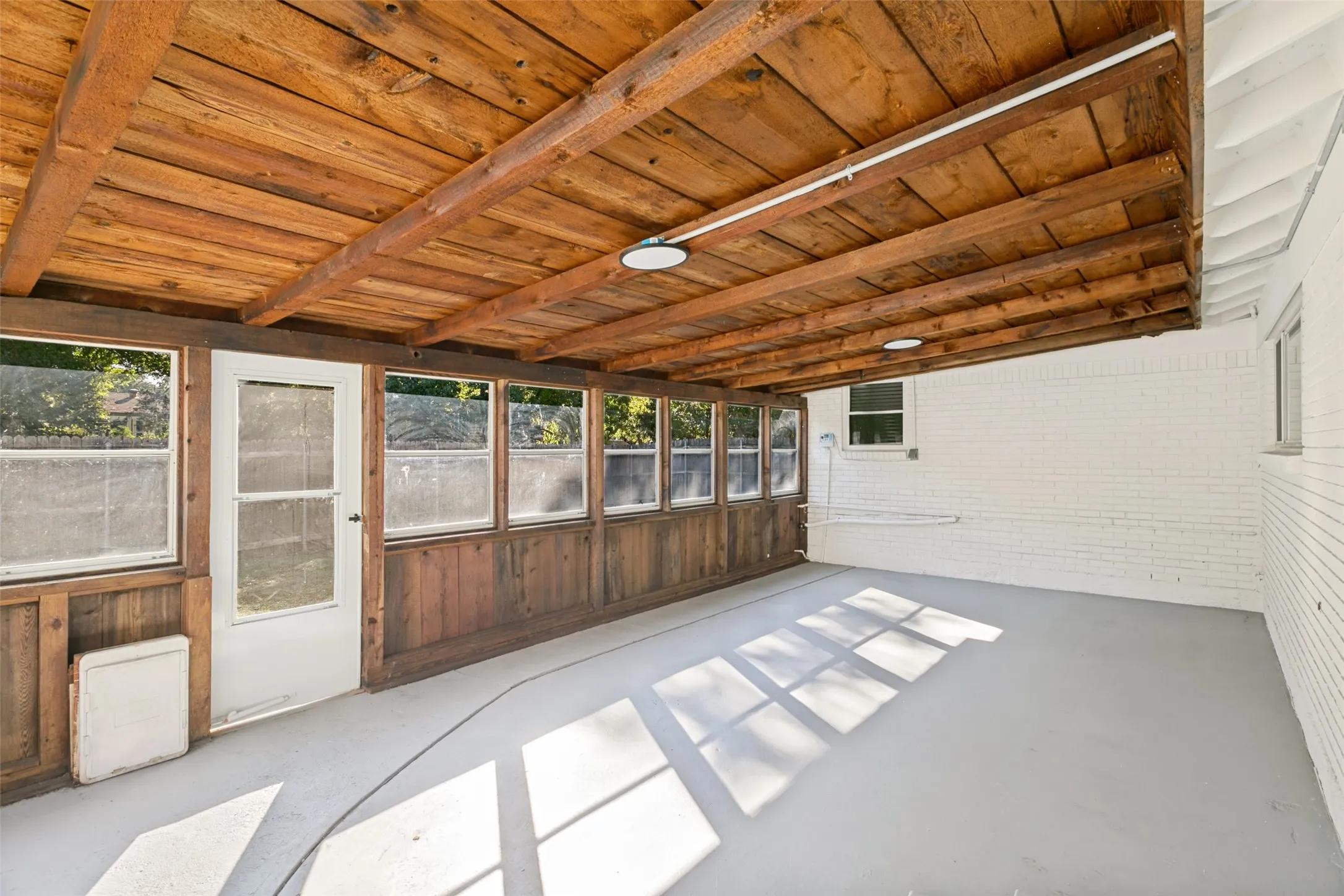 Single Family Residence For Sale in Tarrant County , 1124 Norwood Drive, Hurst, Texas 76053, 3 Bedroom, 2 Bathroom, 2 Garage spaces, 1,546 Sqft, built in 1959, mls#21408075, Real Estate Agent in Hurst, Homes For Sale in Tarrant county, Homes For Sale in Hurst, Realtor in Hurst Texas, Real Estate Brokerage Independent Realty Texas, Luminita Cordes Realtor