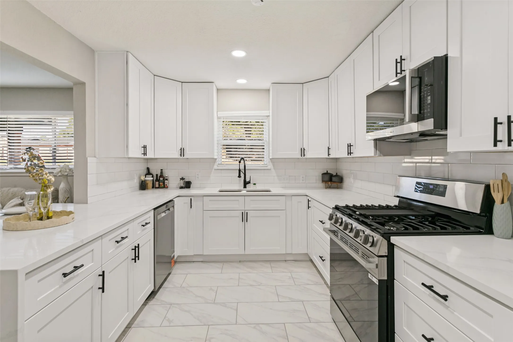 Single Family Residence For Sale in Tarrant County , 1124 Norwood Drive, Hurst, Texas 76053, 3 Bedroom, 2 Bathroom, 2 Garage spaces, 1,546 Sqft, built in 1959, mls#21408075, Real Estate Agent in Hurst, Homes For Sale in Tarrant county, Homes For Sale in Hurst, Realtor in Hurst Texas, Real Estate Brokerage Independent Realty Texas, Luminita Cordes Realtor