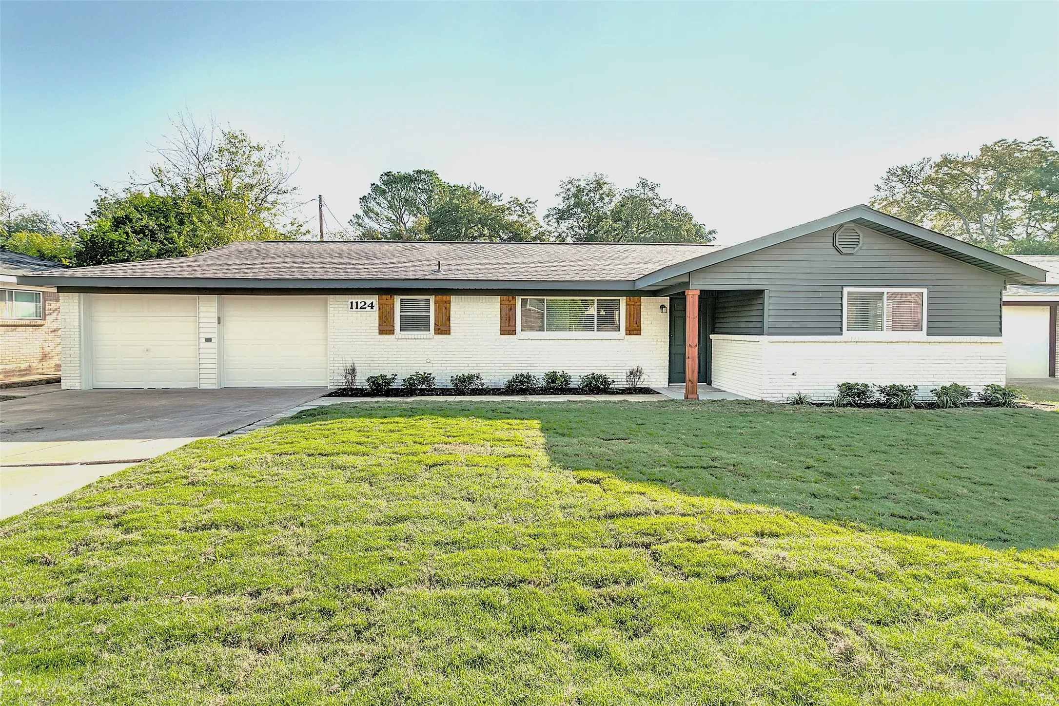 Single Family Residence For Sale in Tarrant County , 1124 Norwood Drive, Hurst, Texas 76053, 3 Bedroom, 2 Bathroom, 2 Garage spaces, 1,546 Sqft, built in 1959, mls#21408075, Real Estate Agent in Hurst, Homes For Sale in Tarrant county, Homes For Sale in Hurst, Realtor in Hurst Texas, Real Estate Brokerage Independent Realty Texas, Luminita Cordes Realtor