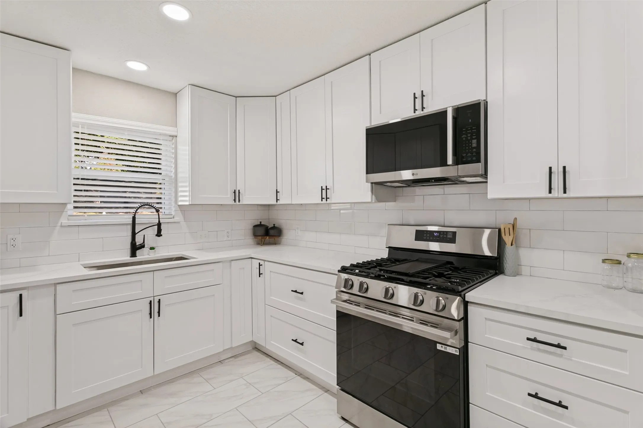 Single Family Residence For Sale in Tarrant County , 1124 Norwood Drive, Hurst, Texas 76053, 3 Bedroom, 2 Bathroom, 2 Garage spaces, 1,546 Sqft, built in 1959, mls#21408075, Real Estate Agent in Hurst, Homes For Sale in Tarrant county, Homes For Sale in Hurst, Realtor in Hurst Texas, Real Estate Brokerage Independent Realty Texas, Luminita Cordes Realtor
