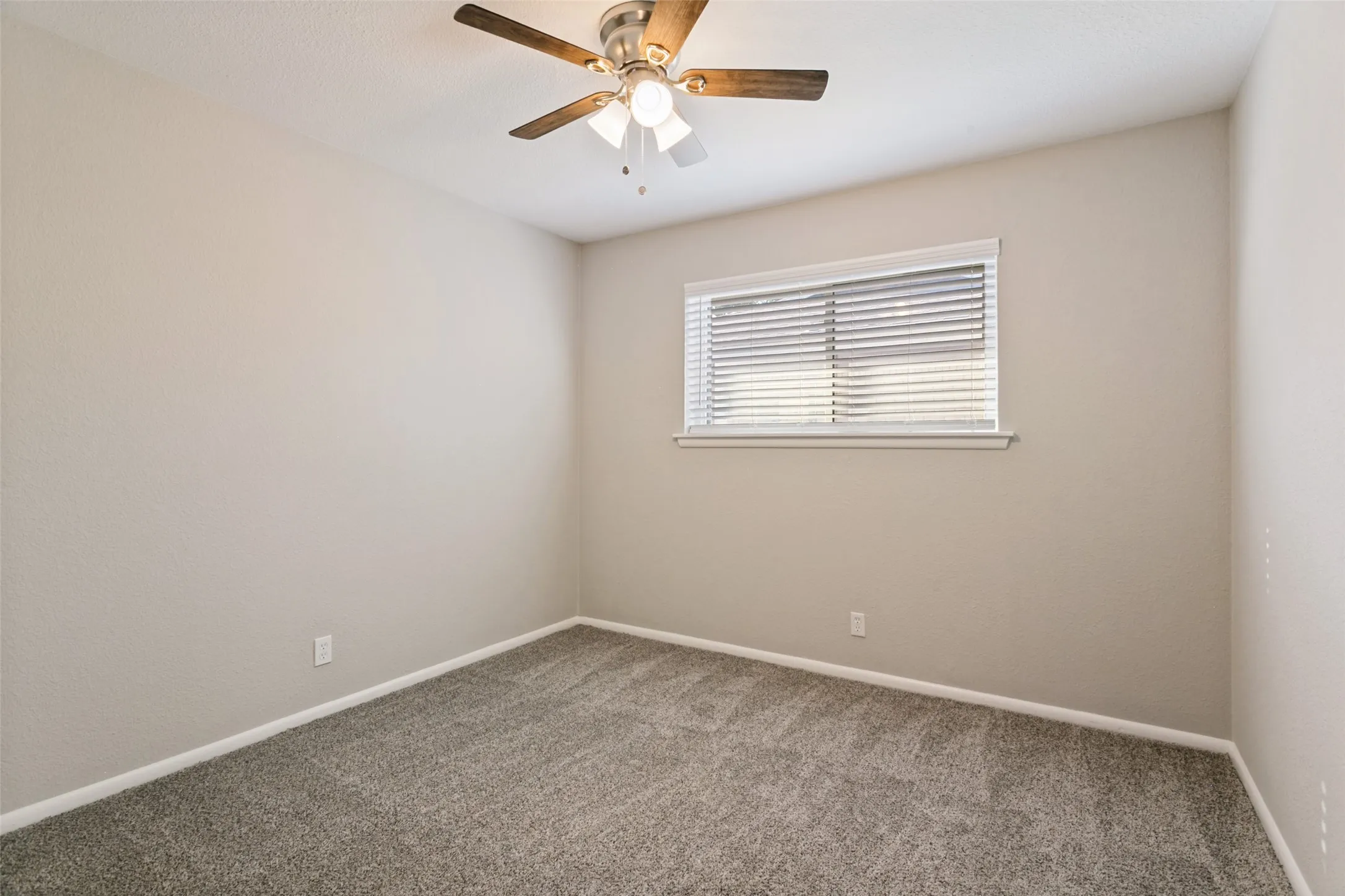 Single Family Residence For Sale in Tarrant County , 1124 Norwood Drive, Hurst, Texas 76053, 3 Bedroom, 2 Bathroom, 2 Garage spaces, 1,546 Sqft, built in 1959, mls#21408075, Real Estate Agent in Hurst, Homes For Sale in Tarrant county, Homes For Sale in Hurst, Realtor in Hurst Texas, Real Estate Brokerage Independent Realty Texas, Luminita Cordes Realtor