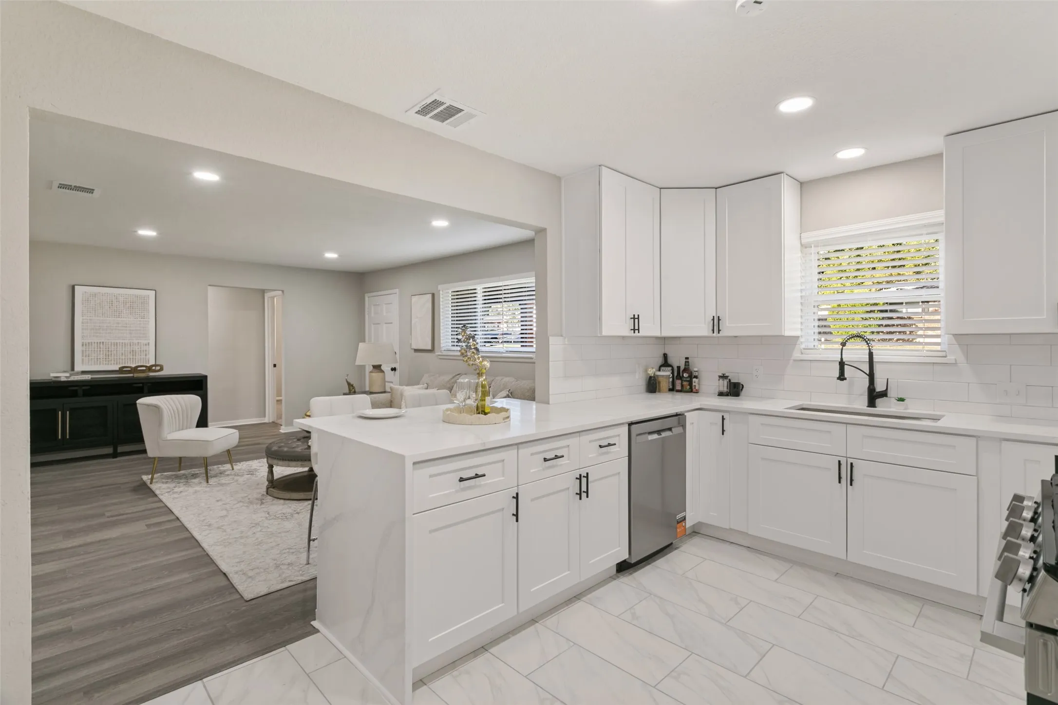 Single Family Residence For Sale in Tarrant County , 1124 Norwood Drive, Hurst, Texas 76053, 3 Bedroom, 2 Bathroom, 2 Garage spaces, 1,546 Sqft, built in 1959, mls#21408075, Real Estate Agent in Hurst, Homes For Sale in Tarrant county, Homes For Sale in Hurst, Realtor in Hurst Texas, Real Estate Brokerage Independent Realty Texas, Luminita Cordes Realtor