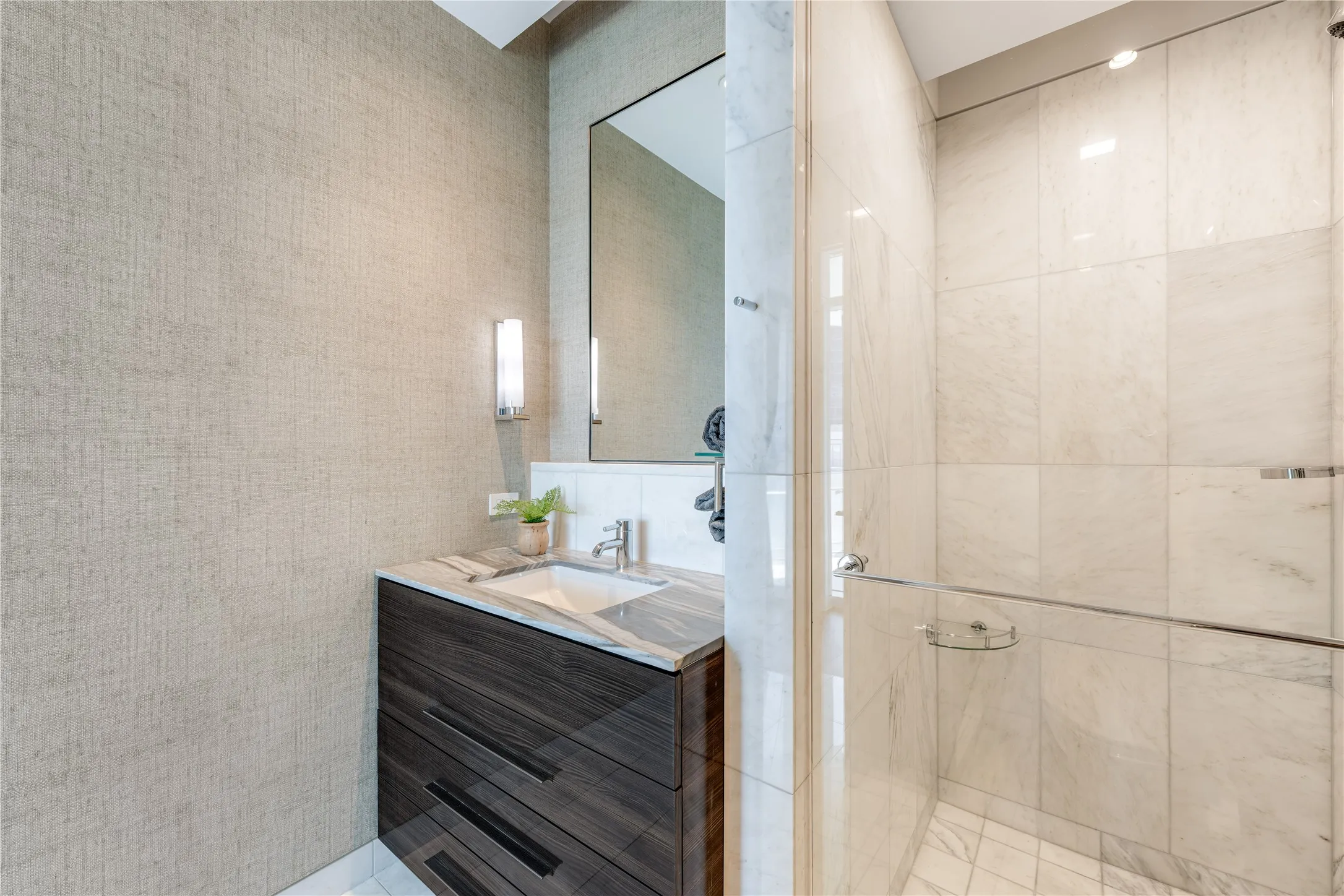 Condominium For Rent in Dallas County , 1918 Olive Street 3403, Dallas, Texas 75201, 2 Bedroom, 2 Bathroom, 2 Garage spaces, 2,417 Sqft, built in 2012, mls#21407994, Real Estate Agent in Dallas, Homes For Rent in Dallas county, Homes For Rent in Dallas, Realtor in Dallas Texas, Real Estate Brokerage Independent Realty Texas, Luminita Cordes Realtor