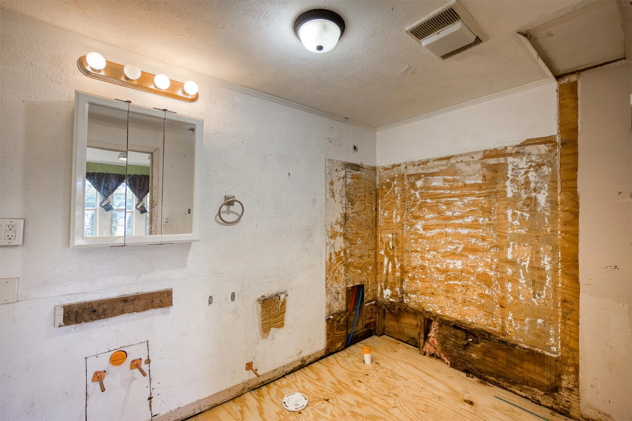 Single Family Residence For Sale in Anderson County , 1806 N Link St, Palestine, Texas 75801, 3 Bedroom, 1 Bathroom, Garage spaces, 1,024 Sqft, built in 1928, mls#21408072, Real Estate Agent in Palestine, Homes For Sale in Anderson county, Homes For Sale in Palestine, Realtor in Palestine Texas, Real Estate Brokerage Independent Realty Texas, Luminita Cordes Realtor