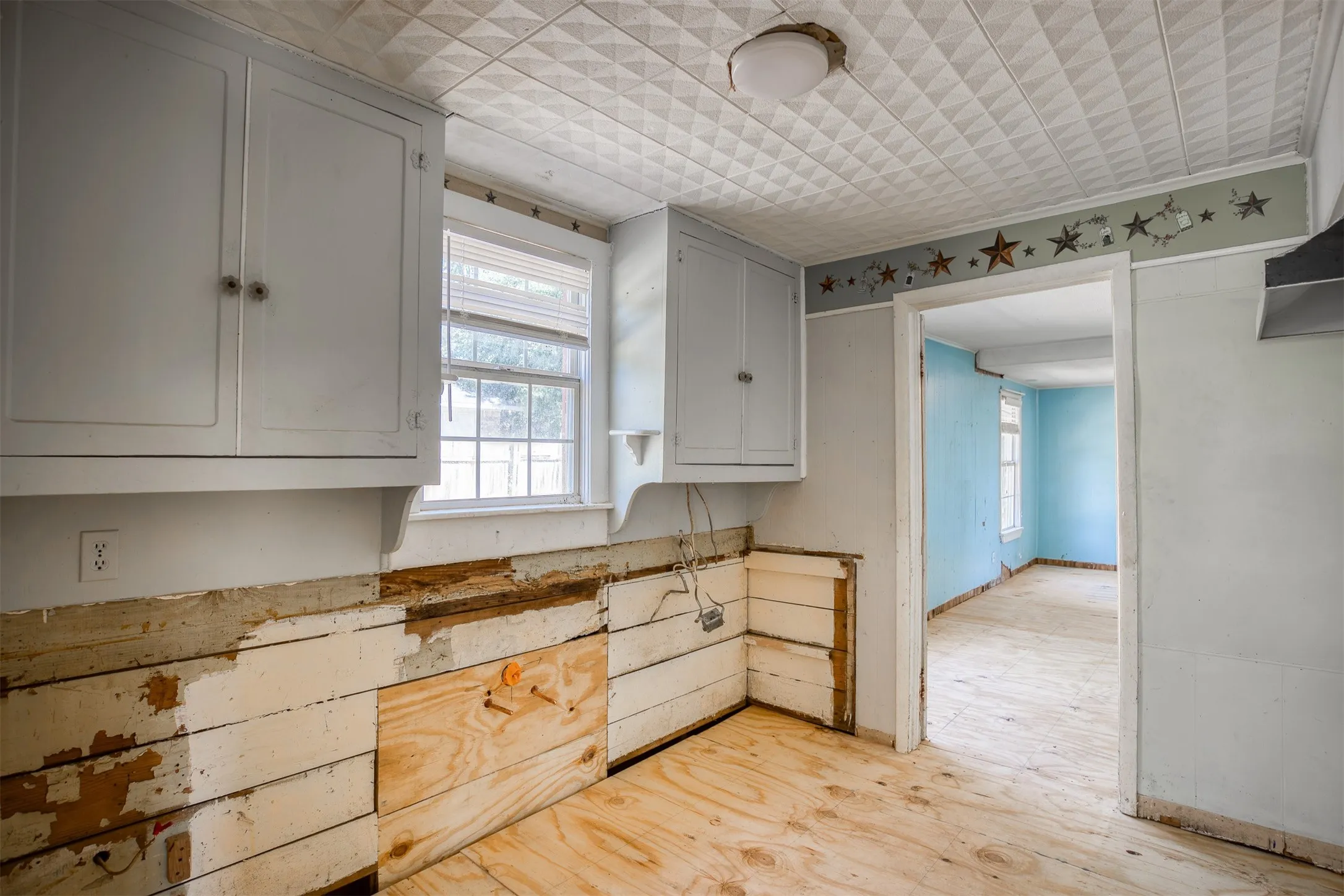 Single Family Residence For Sale in Anderson County , 1806 N Link St, Palestine, Texas 75801, 3 Bedroom, 1 Bathroom, Garage spaces, 1,024 Sqft, built in 1928, mls#21408072, Real Estate Agent in Palestine, Homes For Sale in Anderson county, Homes For Sale in Palestine, Realtor in Palestine Texas, Real Estate Brokerage Independent Realty Texas, Luminita Cordes Realtor