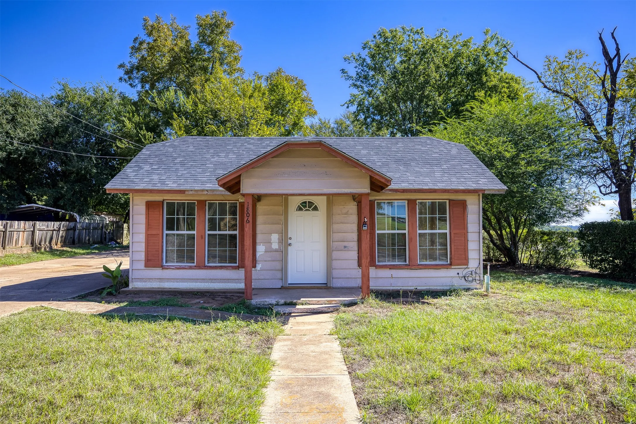Single Family Residence For Sale in Anderson County , 1806 N Link St, Palestine, Texas 75801, 3 Bedroom, 1 Bathroom, Garage spaces, 1,024 Sqft, built in 1928, mls#21408072, Real Estate Agent in Palestine, Homes For Sale in Anderson county, Homes For Sale in Palestine, Realtor in Palestine Texas, Real Estate Brokerage Independent Realty Texas, Luminita Cordes Realtor
