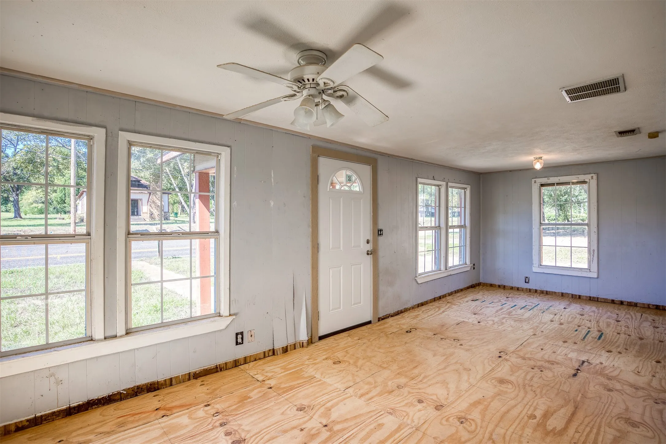 Single Family Residence For Sale in Anderson County , 1806 N Link St, Palestine, Texas 75801, 3 Bedroom, 1 Bathroom, Garage spaces, 1,024 Sqft, built in 1928, mls#21408072, Real Estate Agent in Palestine, Homes For Sale in Anderson county, Homes For Sale in Palestine, Realtor in Palestine Texas, Real Estate Brokerage Independent Realty Texas, Luminita Cordes Realtor