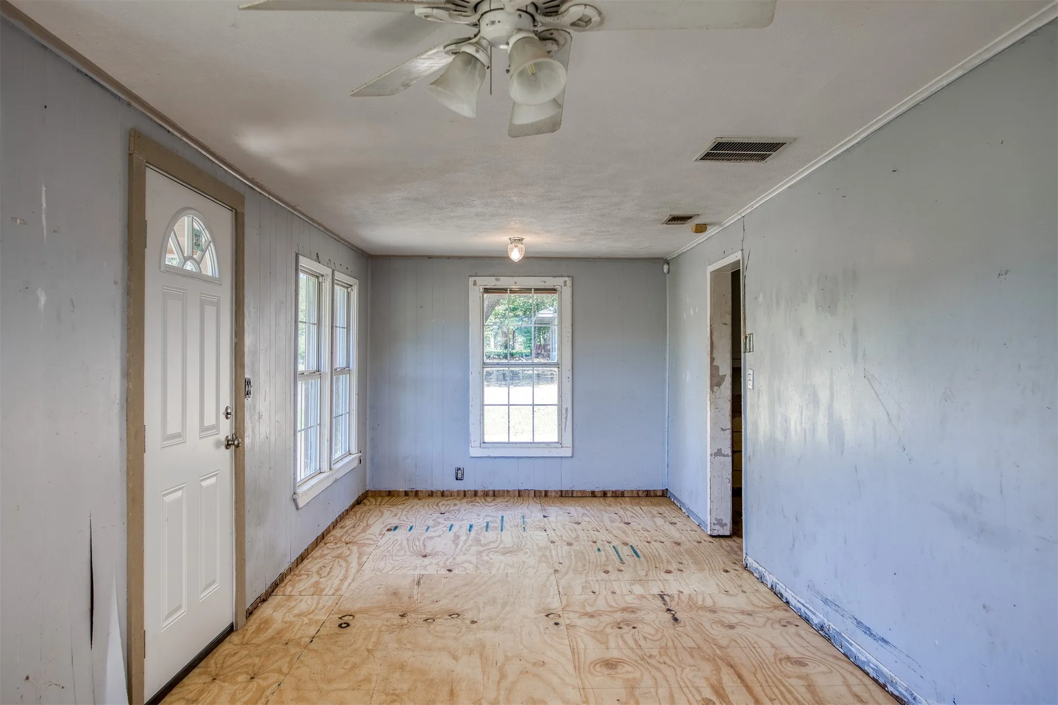 Single Family Residence For Sale in Anderson County , 1806 N Link St, Palestine, Texas 75801, 3 Bedroom, 1 Bathroom, Garage spaces, 1,024 Sqft, built in 1928, mls#21408072, Real Estate Agent in Palestine, Homes For Sale in Anderson county, Homes For Sale in Palestine, Realtor in Palestine Texas, Real Estate Brokerage Independent Realty Texas, Luminita Cordes Realtor