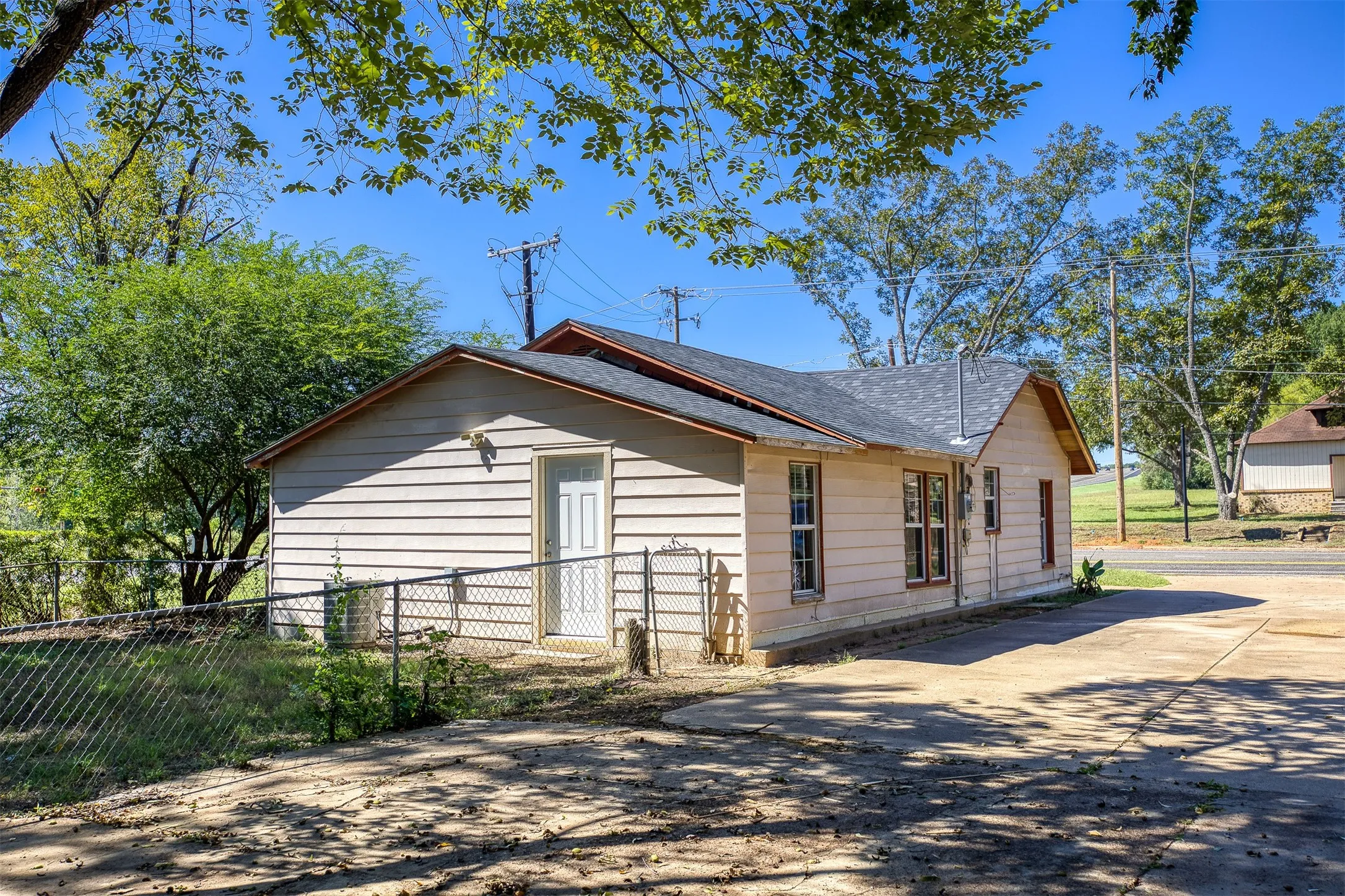 Single Family Residence For Sale in Anderson County , 1806 N Link St, Palestine, Texas 75801, 3 Bedroom, 1 Bathroom, Garage spaces, 1,024 Sqft, built in 1928, mls#21408072, Real Estate Agent in Palestine, Homes For Sale in Anderson county, Homes For Sale in Palestine, Realtor in Palestine Texas, Real Estate Brokerage Independent Realty Texas, Luminita Cordes Realtor