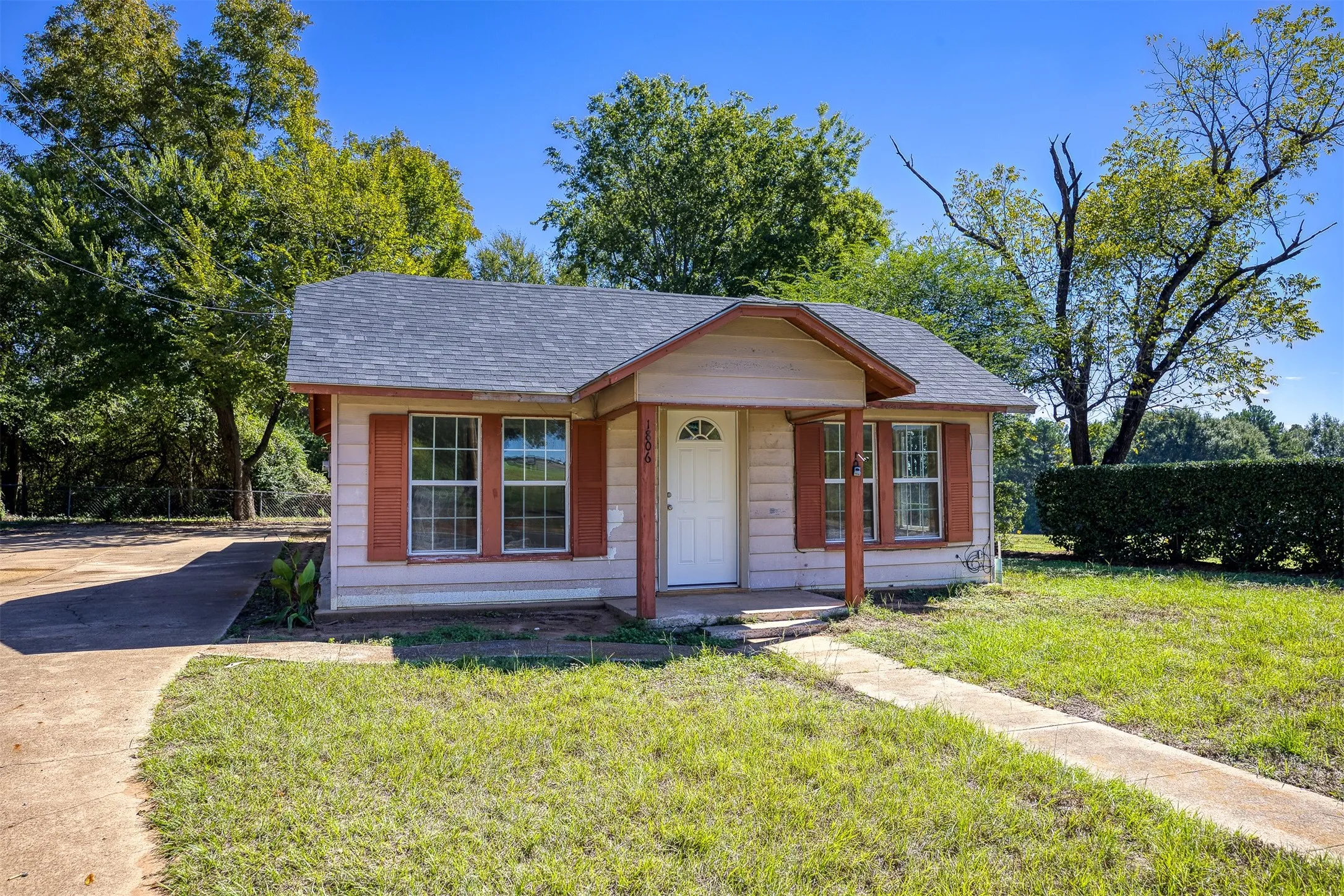 Single Family Residence For Sale in Anderson County , 1806 N Link St, Palestine, Texas 75801, 3 Bedroom, 1 Bathroom, Garage spaces, 1,024 Sqft, built in 1928, mls#21408072, Real Estate Agent in Palestine, Homes For Sale in Anderson county, Homes For Sale in Palestine, Realtor in Palestine Texas, Real Estate Brokerage Independent Realty Texas, Luminita Cordes Realtor