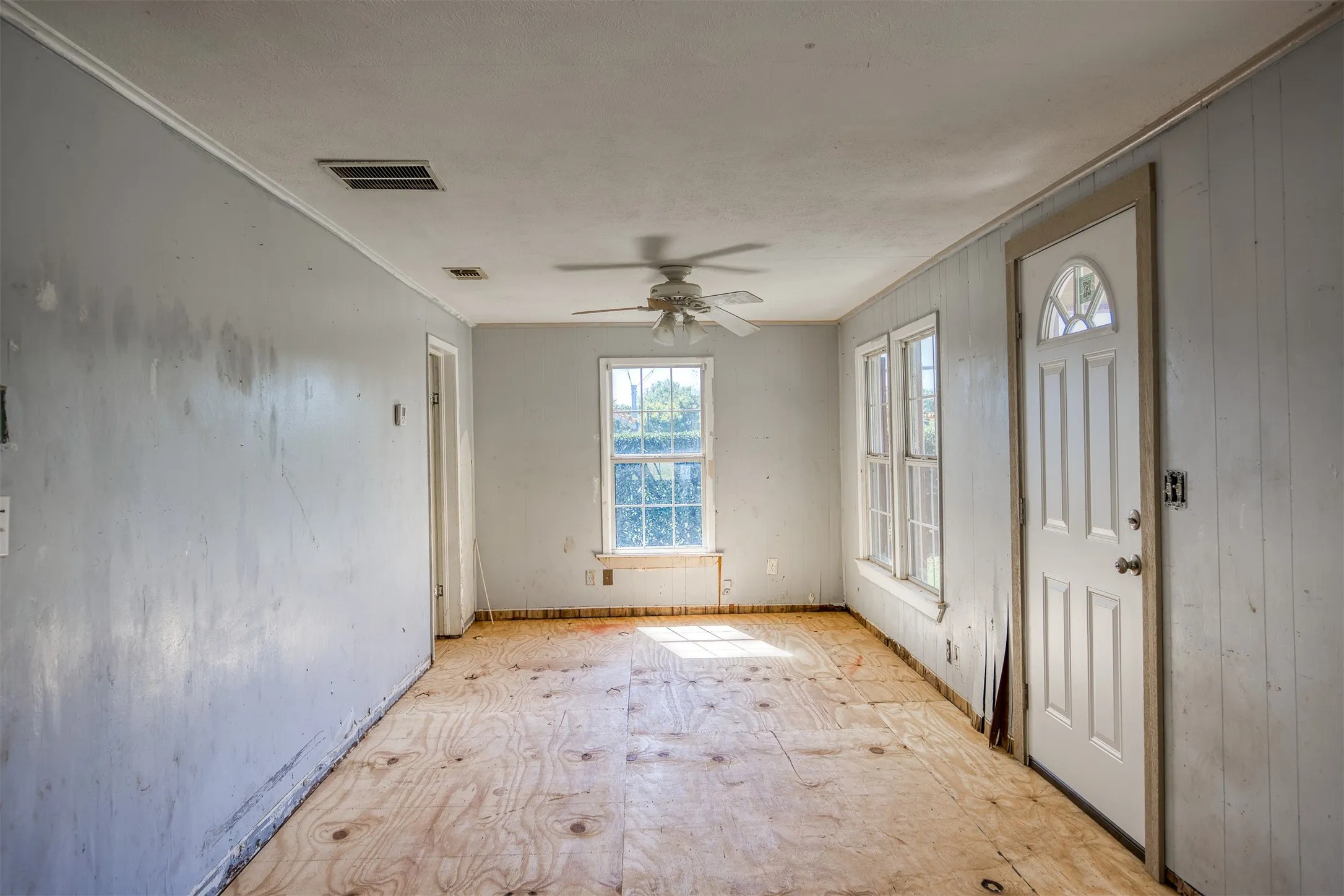 Single Family Residence For Sale in Anderson County , 1806 N Link St, Palestine, Texas 75801, 3 Bedroom, 1 Bathroom, Garage spaces, 1,024 Sqft, built in 1928, mls#21408072, Real Estate Agent in Palestine, Homes For Sale in Anderson county, Homes For Sale in Palestine, Realtor in Palestine Texas, Real Estate Brokerage Independent Realty Texas, Luminita Cordes Realtor