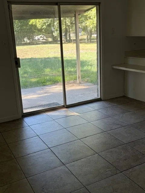 Single Family Residence For Rent in Lamar County , 3010 41st Street SE, Paris, Texas 75462, 3 Bedroom, 2 Bathroom, 2 Garage spaces, 1,488 Sqft, built in 1972, mls#21408093, Real Estate Agent in Paris, Homes For Rent in Lamar county, Homes For Rent in Paris, Realtor in Paris Texas, Real Estate Brokerage Independent Realty Texas, Luminita Cordes Realtor