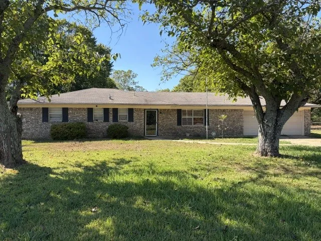 Single Family Residence For Rent in Lamar County , 3010 41st Street SE, Paris, Texas 75462, 3 Bedroom, 2 Bathroom, 2 Garage spaces, 1,488 Sqft, built in 1972, mls#21408093, Real Estate Agent in Paris, Homes For Rent in Lamar county, Homes For Rent in Paris, Realtor in Paris Texas, Real Estate Brokerage Independent Realty Texas, Luminita Cordes Realtor