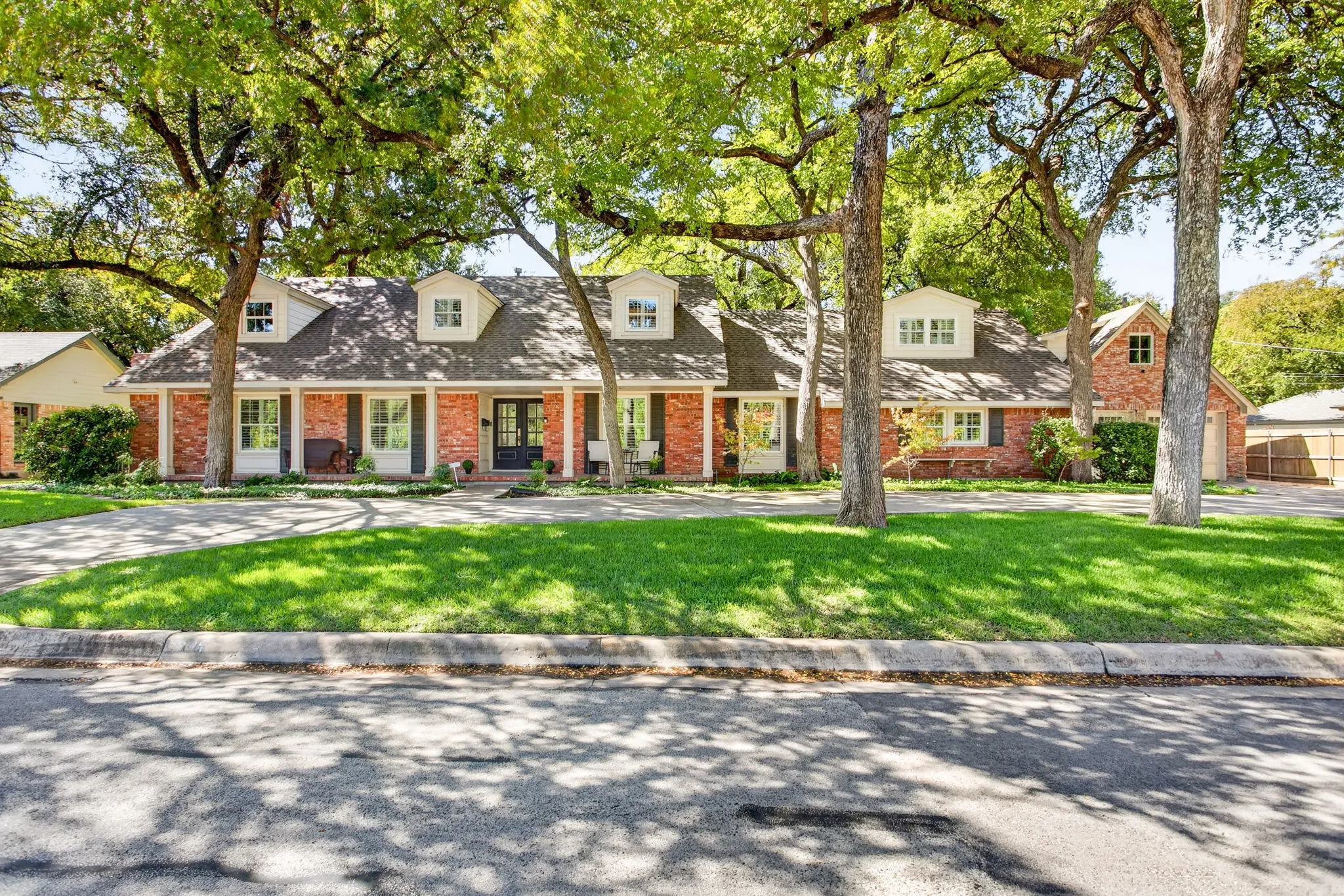 Single Family Residence For Sale in Tarrant County , 3804 Overton Park Drive W, Fort Worth, Texas 76109, 5 Bedroom, 5 Bathroom, 2 Garage spaces, 4,972 Sqft, built in 1959, mls#21406715, Real Estate Agent in Fort Worth, Homes For Sale in Tarrant county, Homes For Sale in Fort Worth, Realtor in Fort Worth Texas, Real Estate Brokerage Independent Realty Texas, Luminita Cordes Realtor