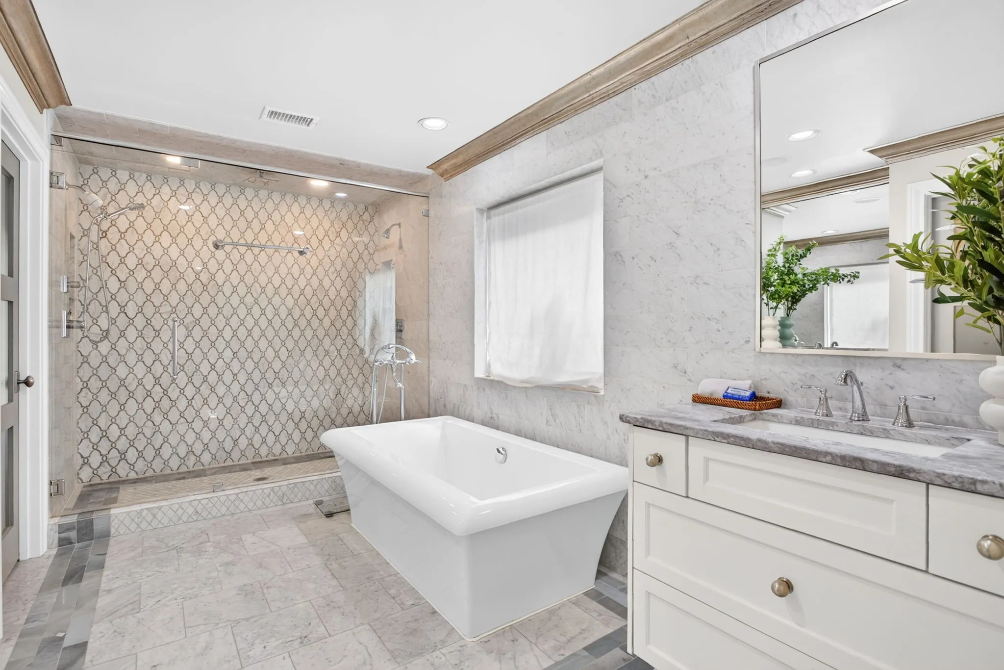 Single Family Residence For Sale in Tarrant County , 3804 Overton Park Drive W, Fort Worth, Texas 76109, 5 Bedroom, 5 Bathroom, 2 Garage spaces, 4,972 Sqft, built in 1959, mls#21406715, Real Estate Agent in Fort Worth, Homes For Sale in Tarrant county, Homes For Sale in Fort Worth, Realtor in Fort Worth Texas, Real Estate Brokerage Independent Realty Texas, Luminita Cordes Realtor