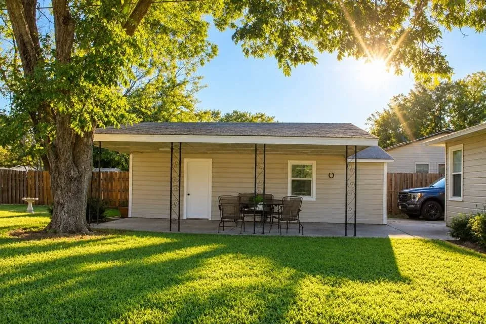 Single Family Residence For Sale in Johnson County , 611 Rose Avenue, Cleburne, Texas 76033, 2 Bedroom, 1 Bathroom, 1 Garage spaces, 840 Sqft, built in 1960, mls#21406445, Real Estate Agent in Cleburne, Homes For Sale in Johnson county, Homes For Sale in Cleburne, Realtor in Cleburne Texas, Real Estate Brokerage Independent Realty Texas, Luminita Cordes Realtor