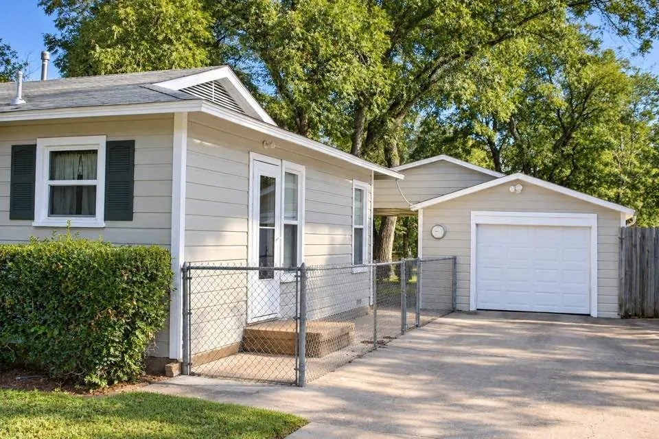 Single Family Residence For Sale in Johnson County , 611 Rose Avenue, Cleburne, Texas 76033, 2 Bedroom, 1 Bathroom, 1 Garage spaces, 840 Sqft, built in 1960, mls#21406445, Real Estate Agent in Cleburne, Homes For Sale in Johnson county, Homes For Sale in Cleburne, Realtor in Cleburne Texas, Real Estate Brokerage Independent Realty Texas, Luminita Cordes Realtor
