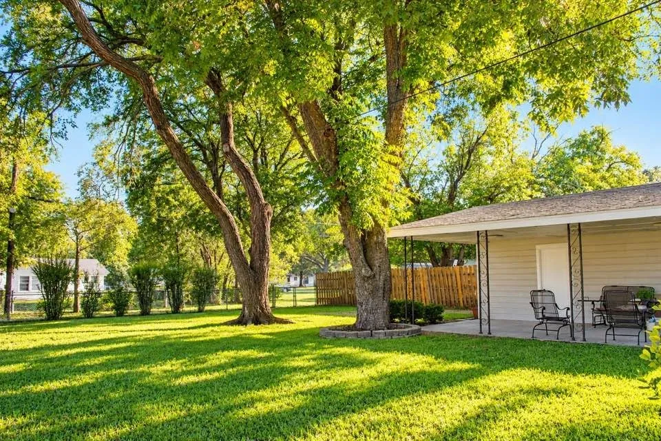 Single Family Residence For Sale in Johnson County , 611 Rose Avenue, Cleburne, Texas 76033, 2 Bedroom, 1 Bathroom, 1 Garage spaces, 840 Sqft, built in 1960, mls#21406445, Real Estate Agent in Cleburne, Homes For Sale in Johnson county, Homes For Sale in Cleburne, Realtor in Cleburne Texas, Real Estate Brokerage Independent Realty Texas, Luminita Cordes Realtor