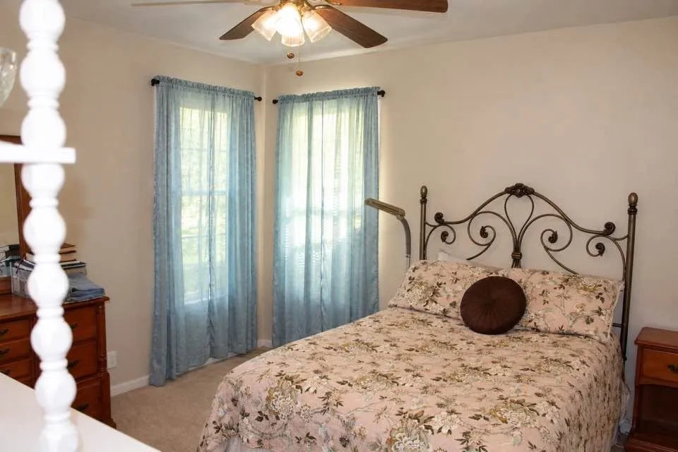 Single Family Residence For Sale in Johnson County , 611 Rose Avenue, Cleburne, Texas 76033, 2 Bedroom, 1 Bathroom, 1 Garage spaces, 840 Sqft, built in 1960, mls#21406445, Real Estate Agent in Cleburne, Homes For Sale in Johnson county, Homes For Sale in Cleburne, Realtor in Cleburne Texas, Real Estate Brokerage Independent Realty Texas, Luminita Cordes Realtor