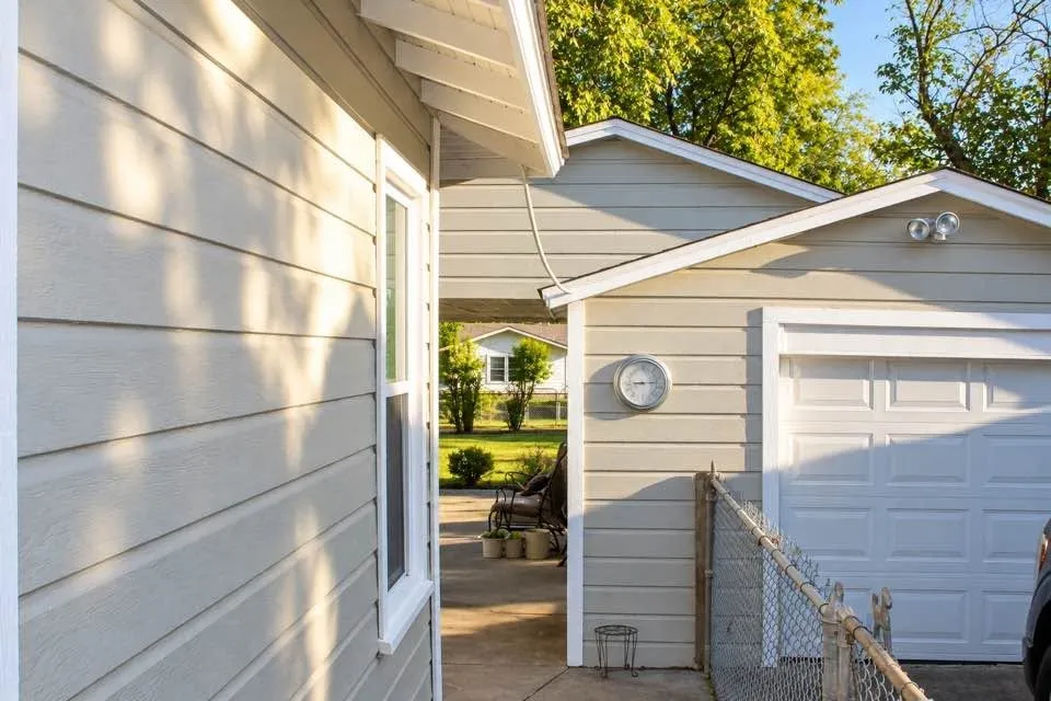 Single Family Residence For Sale in Johnson County , 611 Rose Avenue, Cleburne, Texas 76033, 2 Bedroom, 1 Bathroom, 1 Garage spaces, 840 Sqft, built in 1960, mls#21406445, Real Estate Agent in Cleburne, Homes For Sale in Johnson county, Homes For Sale in Cleburne, Realtor in Cleburne Texas, Real Estate Brokerage Independent Realty Texas, Luminita Cordes Realtor