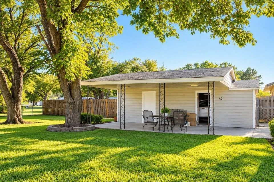 Single Family Residence For Sale in Johnson County , 611 Rose Avenue, Cleburne, Texas 76033, 2 Bedroom, 1 Bathroom, 1 Garage spaces, 840 Sqft, built in 1960, mls#21406445, Real Estate Agent in Cleburne, Homes For Sale in Johnson county, Homes For Sale in Cleburne, Realtor in Cleburne Texas, Real Estate Brokerage Independent Realty Texas, Luminita Cordes Realtor