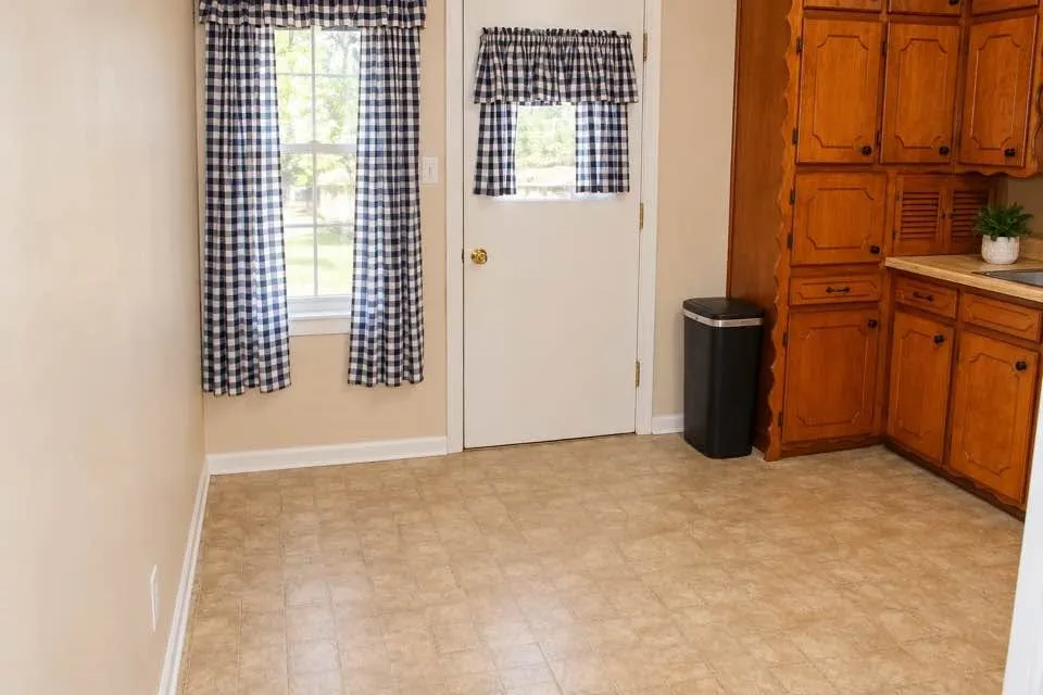 Single Family Residence For Sale in Johnson County , 611 Rose Avenue, Cleburne, Texas 76033, 2 Bedroom, 1 Bathroom, 1 Garage spaces, 840 Sqft, built in 1960, mls#21406445, Real Estate Agent in Cleburne, Homes For Sale in Johnson county, Homes For Sale in Cleburne, Realtor in Cleburne Texas, Real Estate Brokerage Independent Realty Texas, Luminita Cordes Realtor