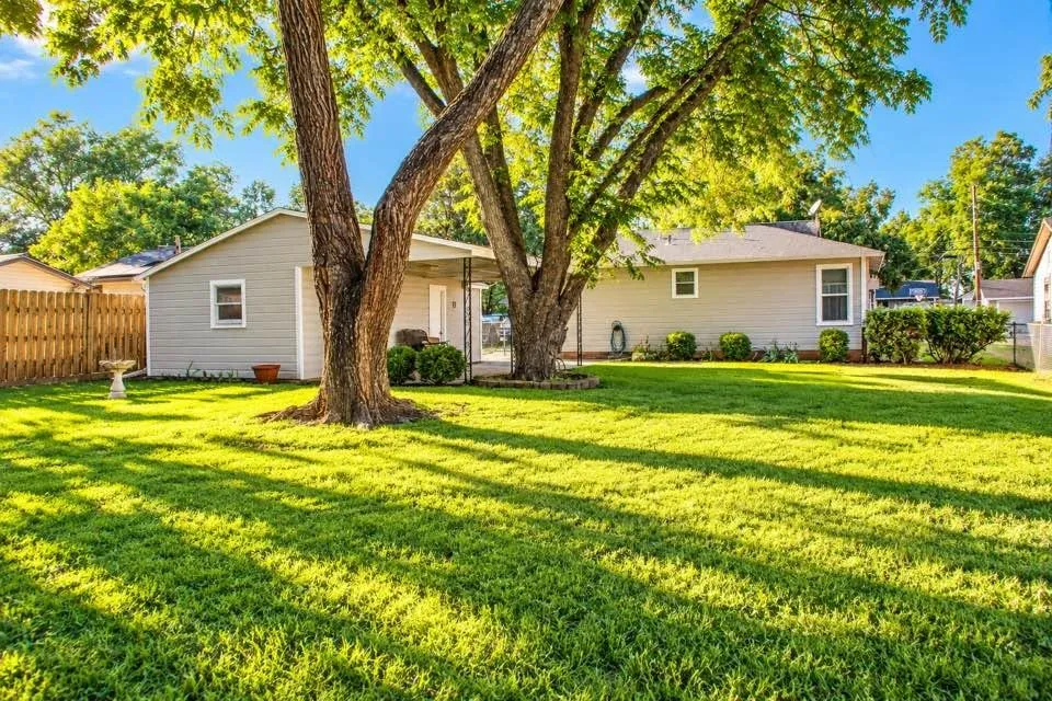 Single Family Residence For Sale in Johnson County , 611 Rose Avenue, Cleburne, Texas 76033, 2 Bedroom, 1 Bathroom, 1 Garage spaces, 840 Sqft, built in 1960, mls#21406445, Real Estate Agent in Cleburne, Homes For Sale in Johnson county, Homes For Sale in Cleburne, Realtor in Cleburne Texas, Real Estate Brokerage Independent Realty Texas, Luminita Cordes Realtor