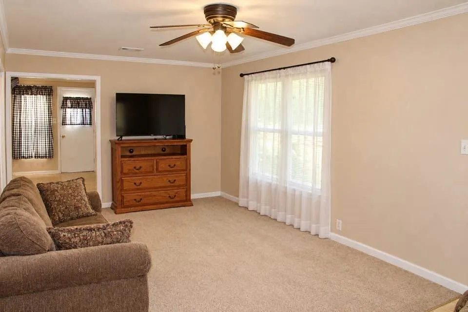 Single Family Residence For Sale in Johnson County , 611 Rose Avenue, Cleburne, Texas 76033, 2 Bedroom, 1 Bathroom, 1 Garage spaces, 840 Sqft, built in 1960, mls#21406445, Real Estate Agent in Cleburne, Homes For Sale in Johnson county, Homes For Sale in Cleburne, Realtor in Cleburne Texas, Real Estate Brokerage Independent Realty Texas, Luminita Cordes Realtor