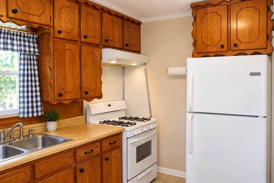 Single Family Residence For Sale in Johnson County , 611 Rose Avenue, Cleburne, Texas 76033, 2 Bedroom, 1 Bathroom, 1 Garage spaces, 840 Sqft, built in 1960, mls#21406445, Real Estate Agent in Cleburne, Homes For Sale in Johnson county, Homes For Sale in Cleburne, Realtor in Cleburne Texas, Real Estate Brokerage Independent Realty Texas, Luminita Cordes Realtor